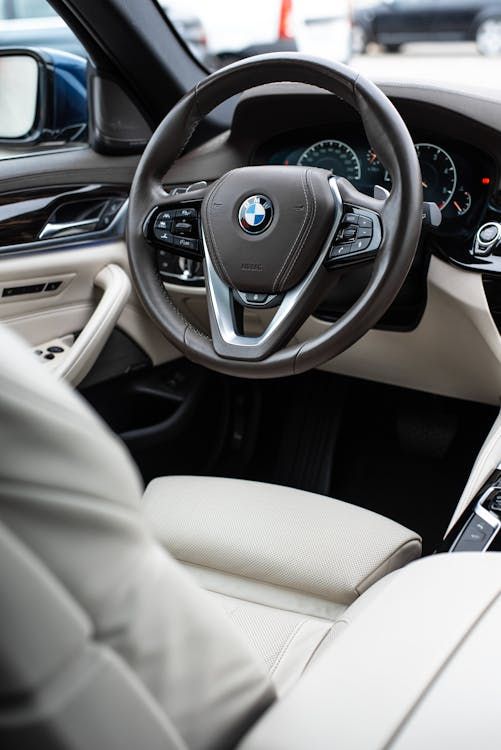 Discover GCC vs non-GCC car specs in the Middle East. Learn key differences, pros & cons, and expert tips to choose the best fit for your lifestyle and budget