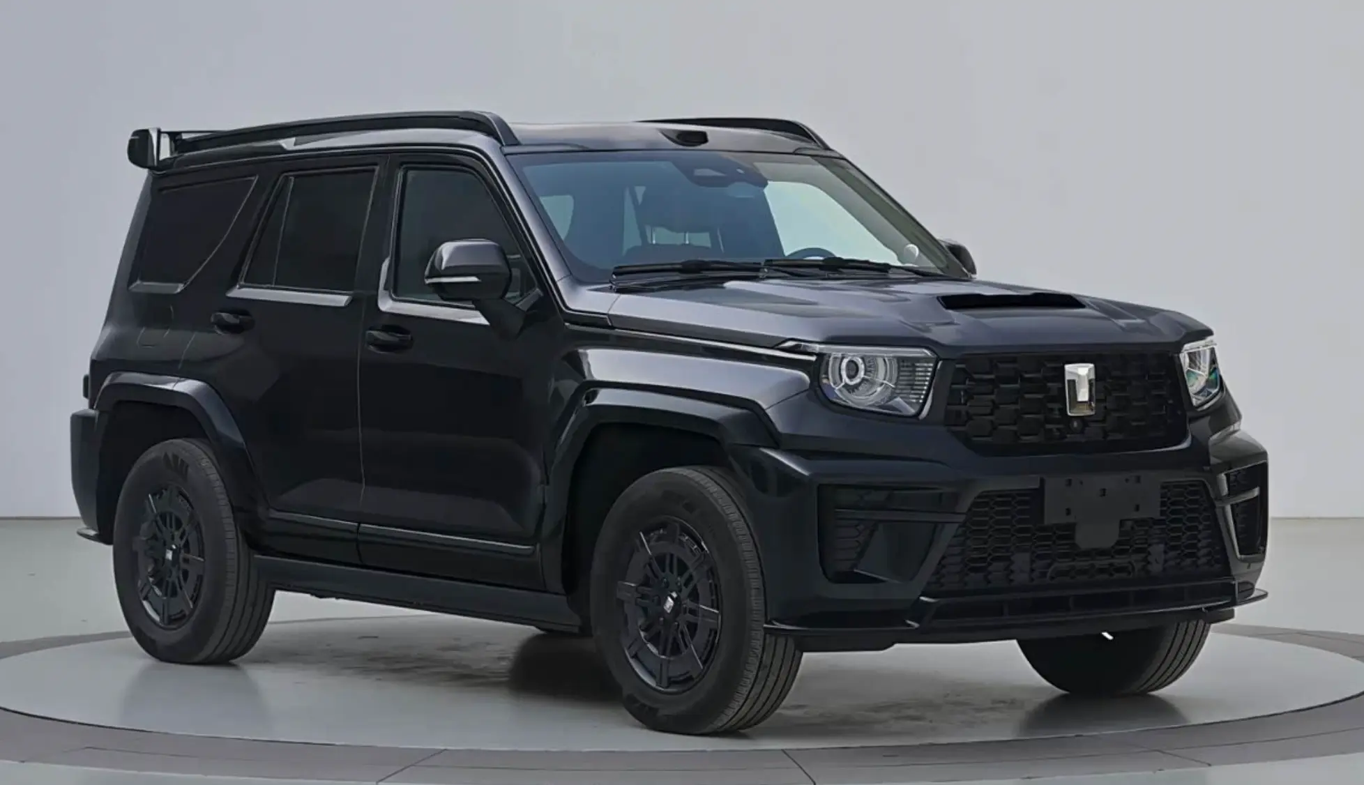 The 2025 Tank 700 Hi4-Z blends luxury SUV design with 865 hp hybrid power, a 190 km electric range, advanced lidar tech, and premium off road capabilities.