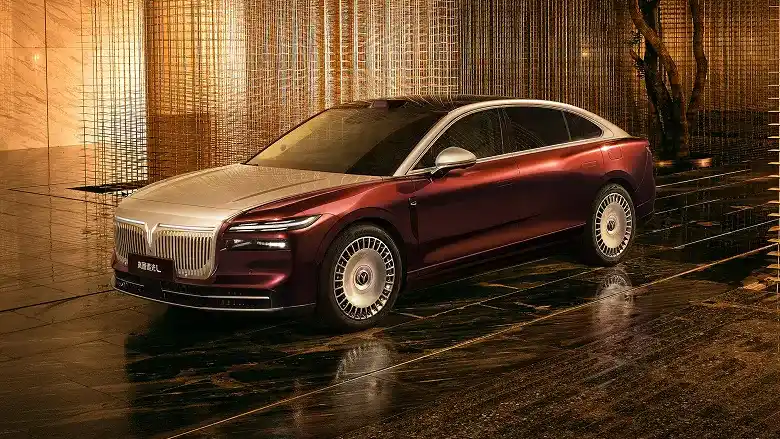 Discover the Lantu Voyah Chasing Light L 2025: A Luxury Hybrid Sedan with Huawei Technology