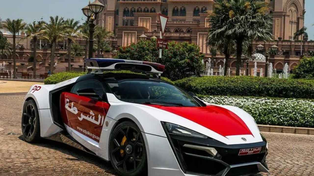 ثورة سيارات الشرطة الخارقة في أبوظبي: كيف تحول السيارات الفاخرة تطبيق القانون الحديث