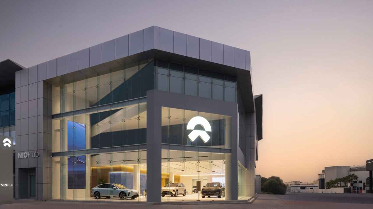 مركز NIO في دبي: تجربة متكاملة للترف والتقنية في عالم السيارات الكهربائية 2025