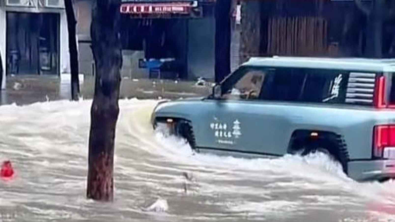 BYD Yangwang U8 Sparks Safety Concerns During Super Typhoon Ragasa Flooding in China