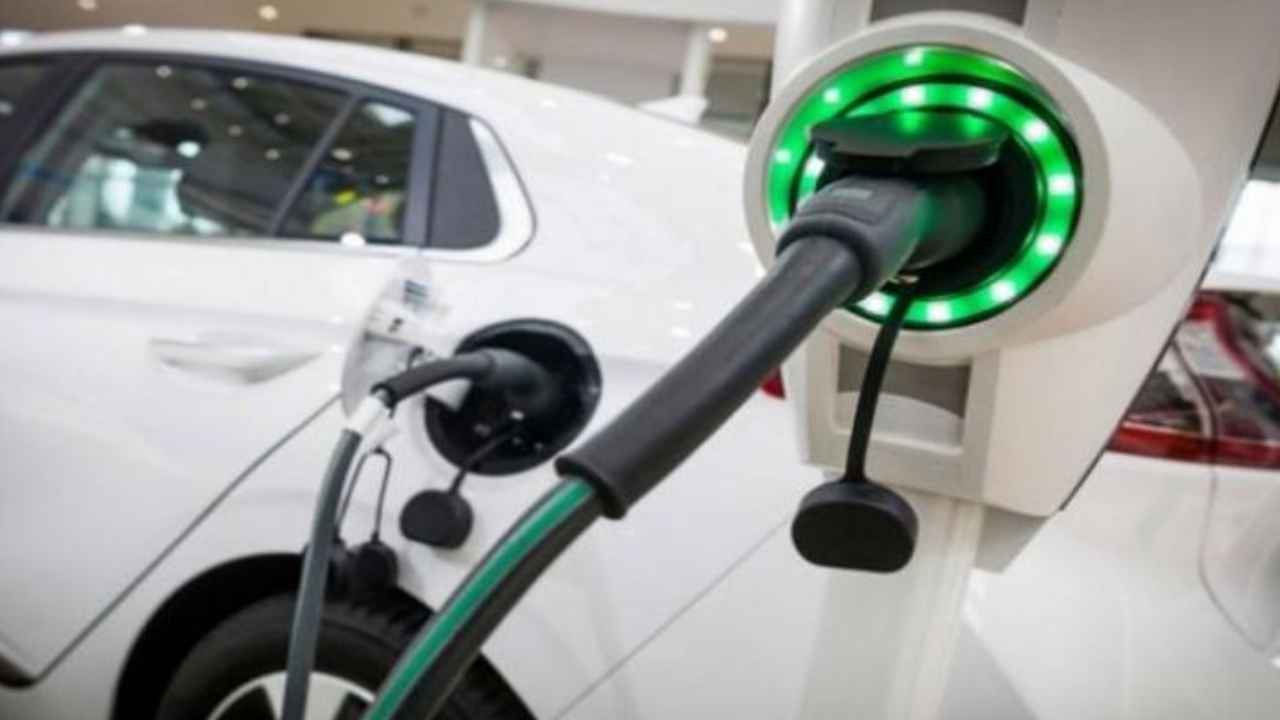 دليلك الشامل لتركيب شاحن منزلي للسيارات الكهربائية في الإمارات: التصاريح، التكلفة والخطوات الذكية لعام 2025﻿