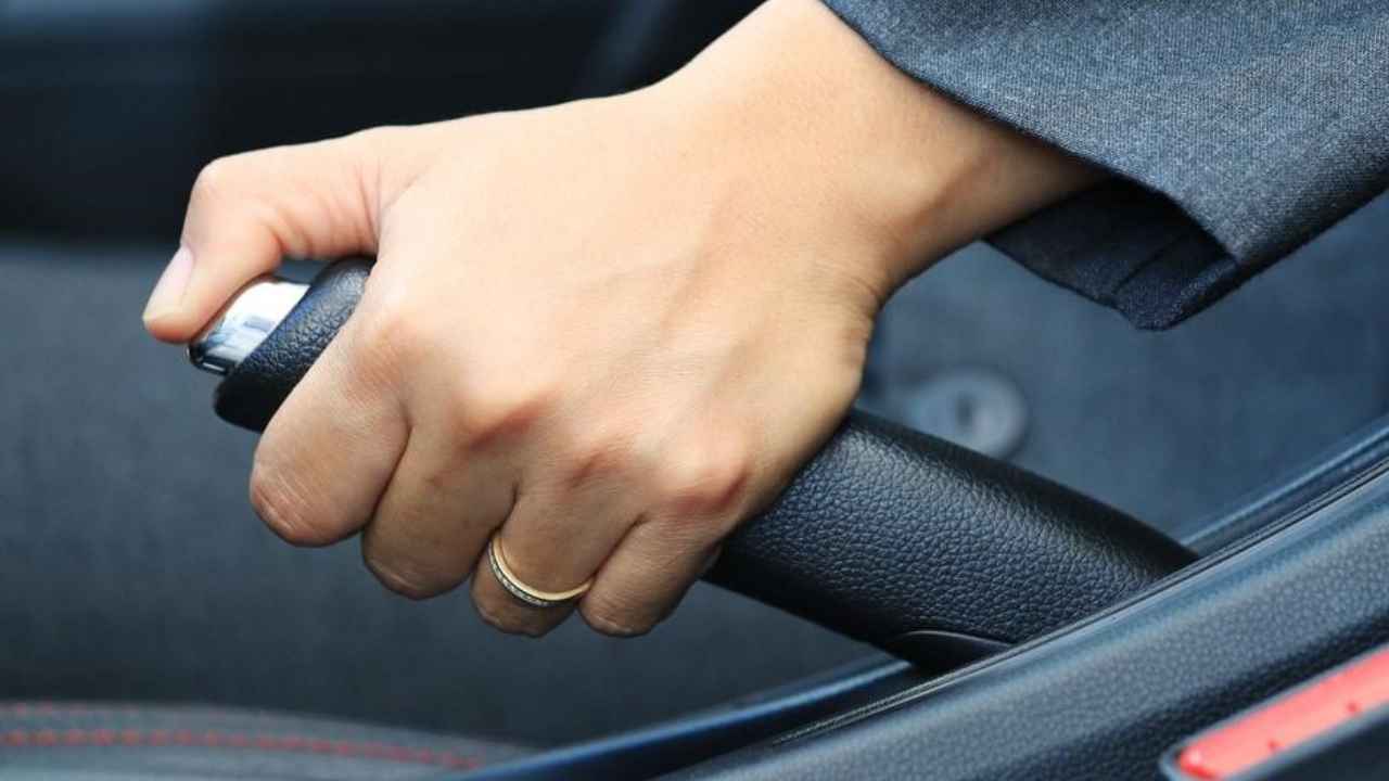 المخاطر الخفية عند قيادة السيارة وفرامل اليد مرفوعة: كل ما يجب أن يعرفه السائق الحديث﻿
