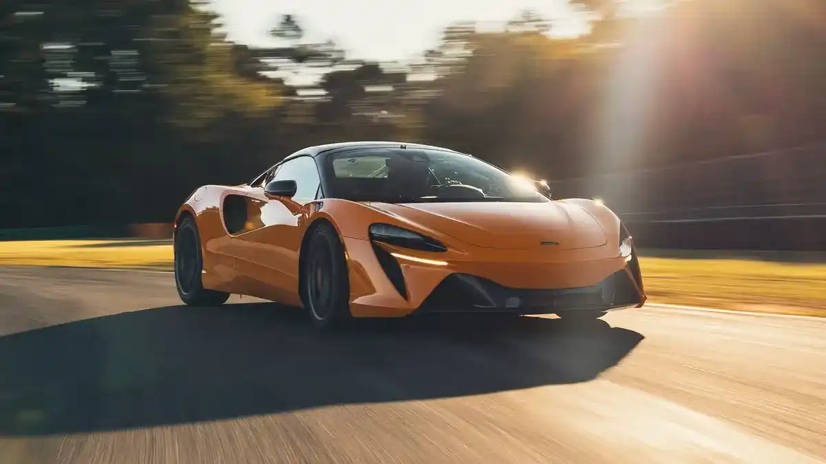 Top Sports Cars in the UAE for Speed and Luxury Lovers 2025