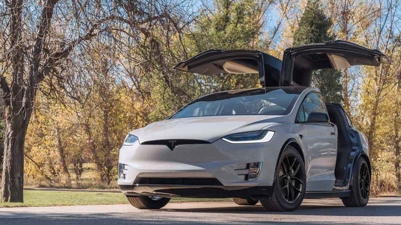 أزمة أبواب تسلا: عندما تتحول التقنية الذكية إلى فخ، وأزمة ثقة بين السلامة والابتكار﻿