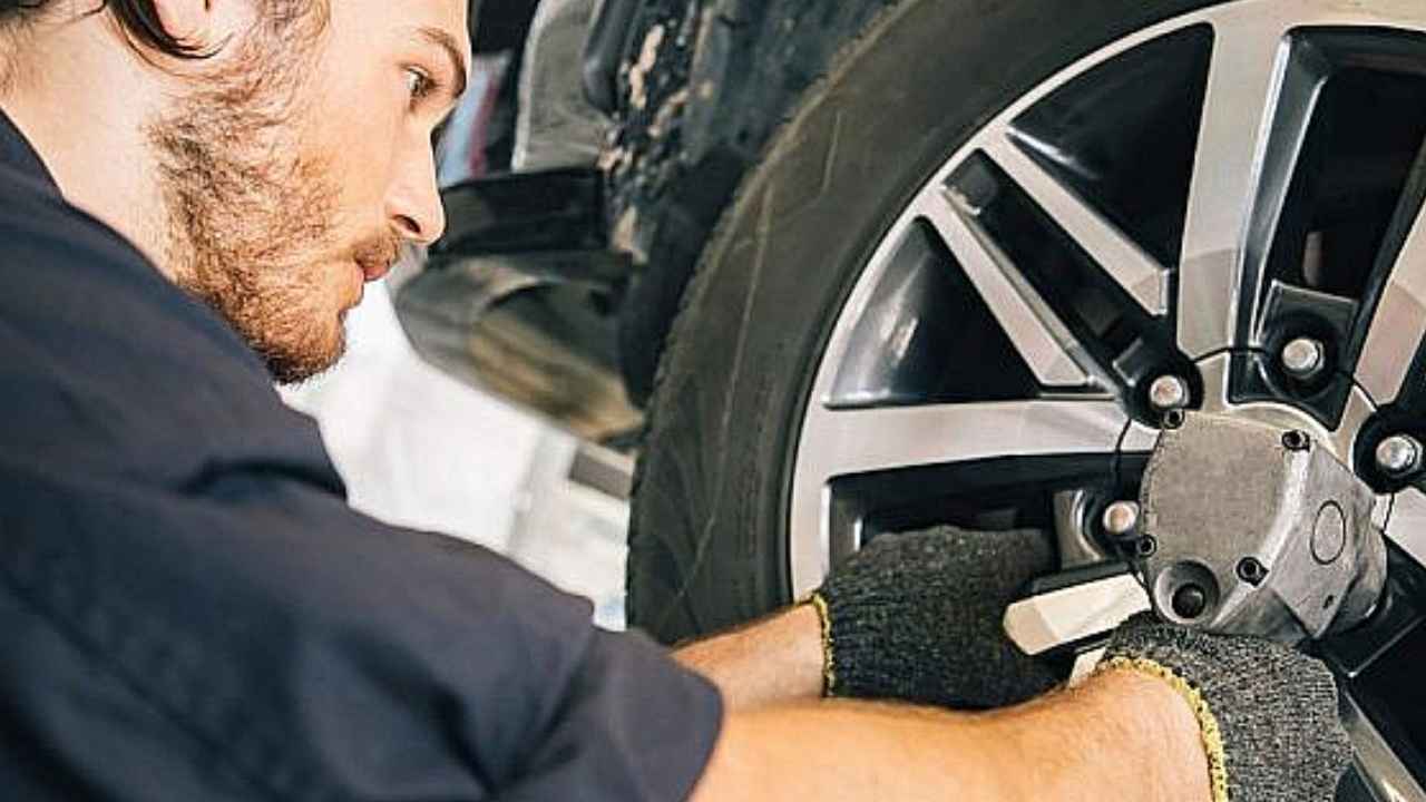 دليل السائق: علامات تدل على ضرورة تغيير الإطارات وكيفية معرفة الوقت المناسب﻿