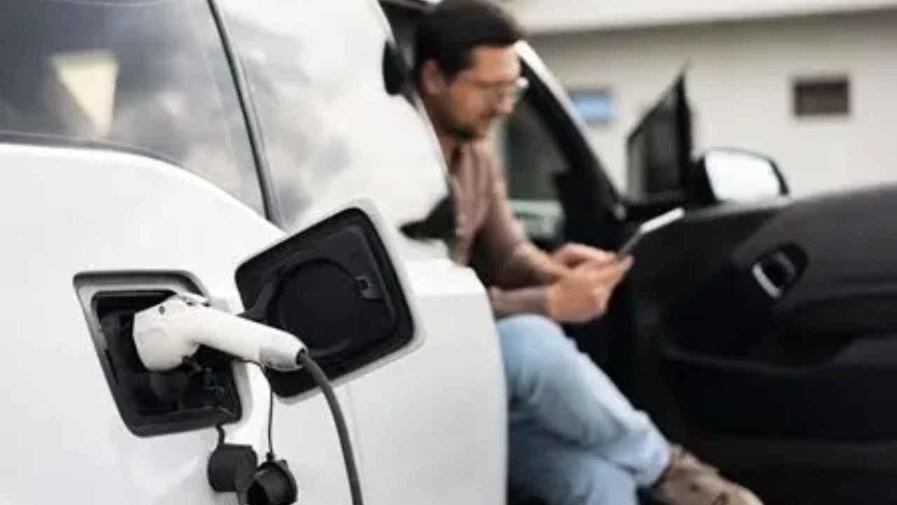 ماذا تفعل إذا خانتك بطارية سيارتك الكهربائية؟ دليل النجاة والتخطيط الذكي على الطريق