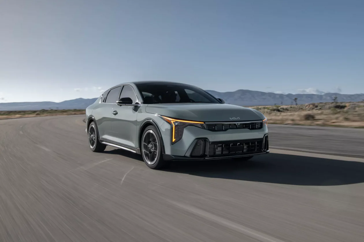 سيارة الصالون K4 سيدان 2025 الجديدة كلياً: المواصفات وخيارات المحرك