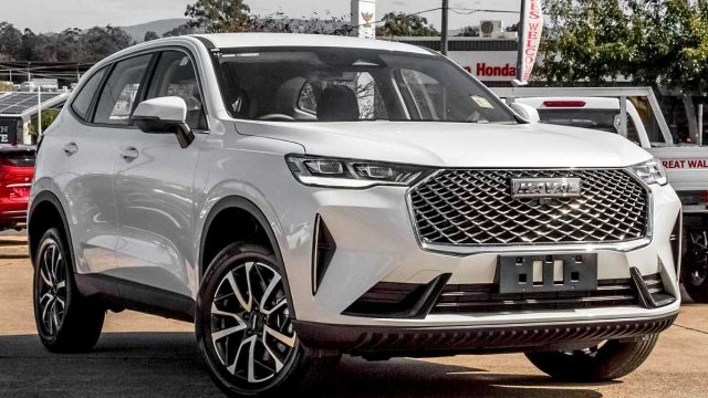 The 2024 Haval H6 is a bold-looking and powerful crossover that is popular among young consumers in the Saudi market due to its modern design and advanced technology.