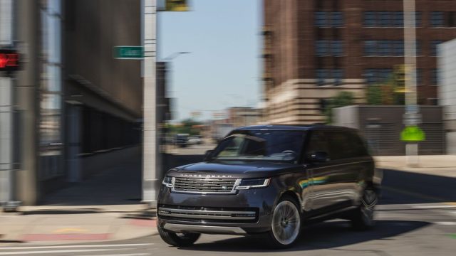 The 2024 Land Rover Range Rover is a luxury full-size SUV that offers exceptional options for luxury enthusiasts. This vehicle ranks second in its category according to US News, and this article will provide a detailed overview of its various aspects.