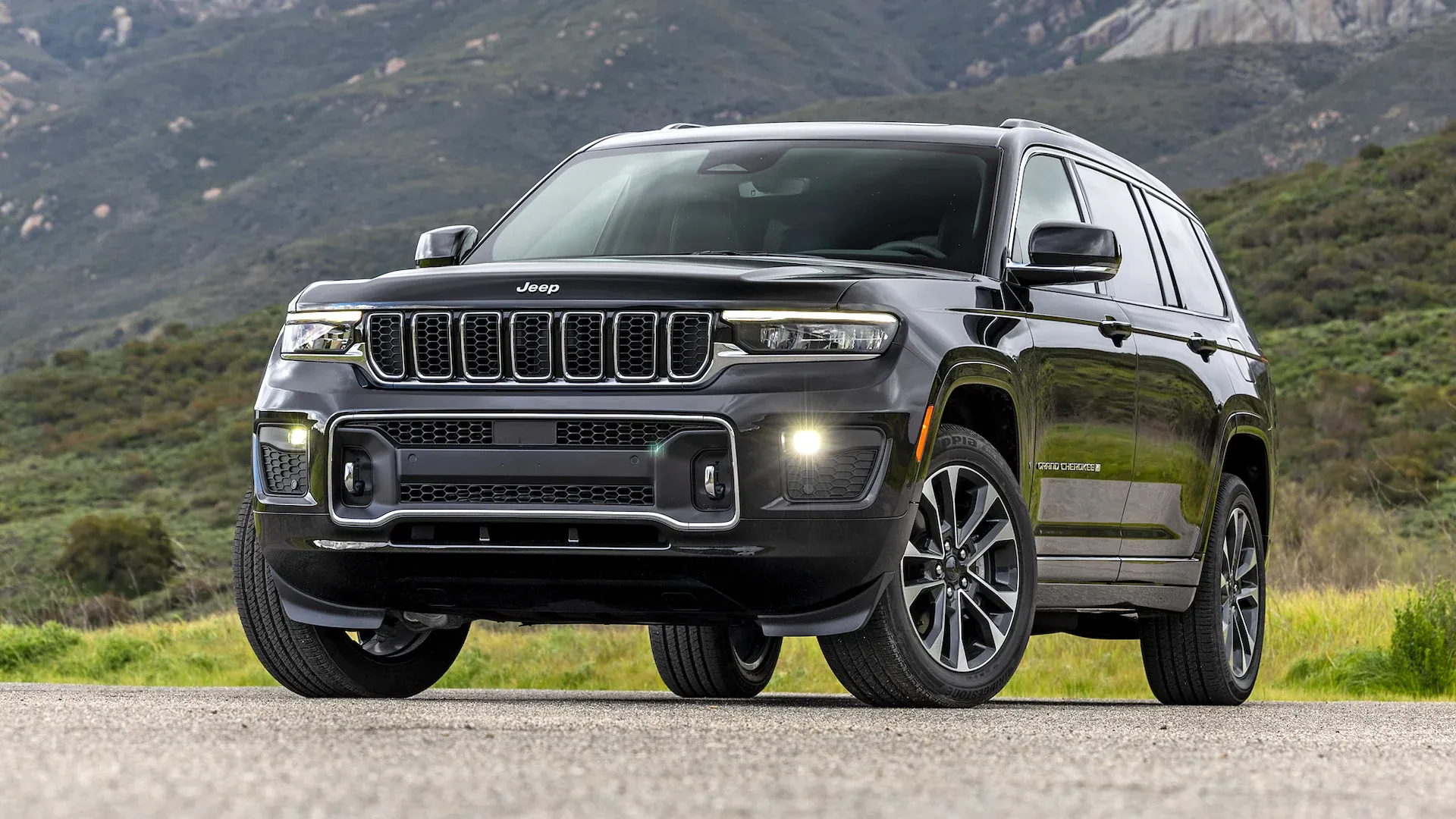 The 2024 Jeep Grand Cherokee shines as a new masterpiece among the lineup of mid-size SUVs offered by the esteemed American brand, Jeep, combining luxury and advanced technology with powerful engines for unprecedented performance.