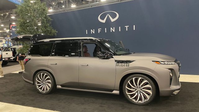 تقدم إنفينيتي طراز QX80 أوتوجراف لونج المخصص للأثرياء، مما يظهر فخامته وتكنولوجيا المتطورة.