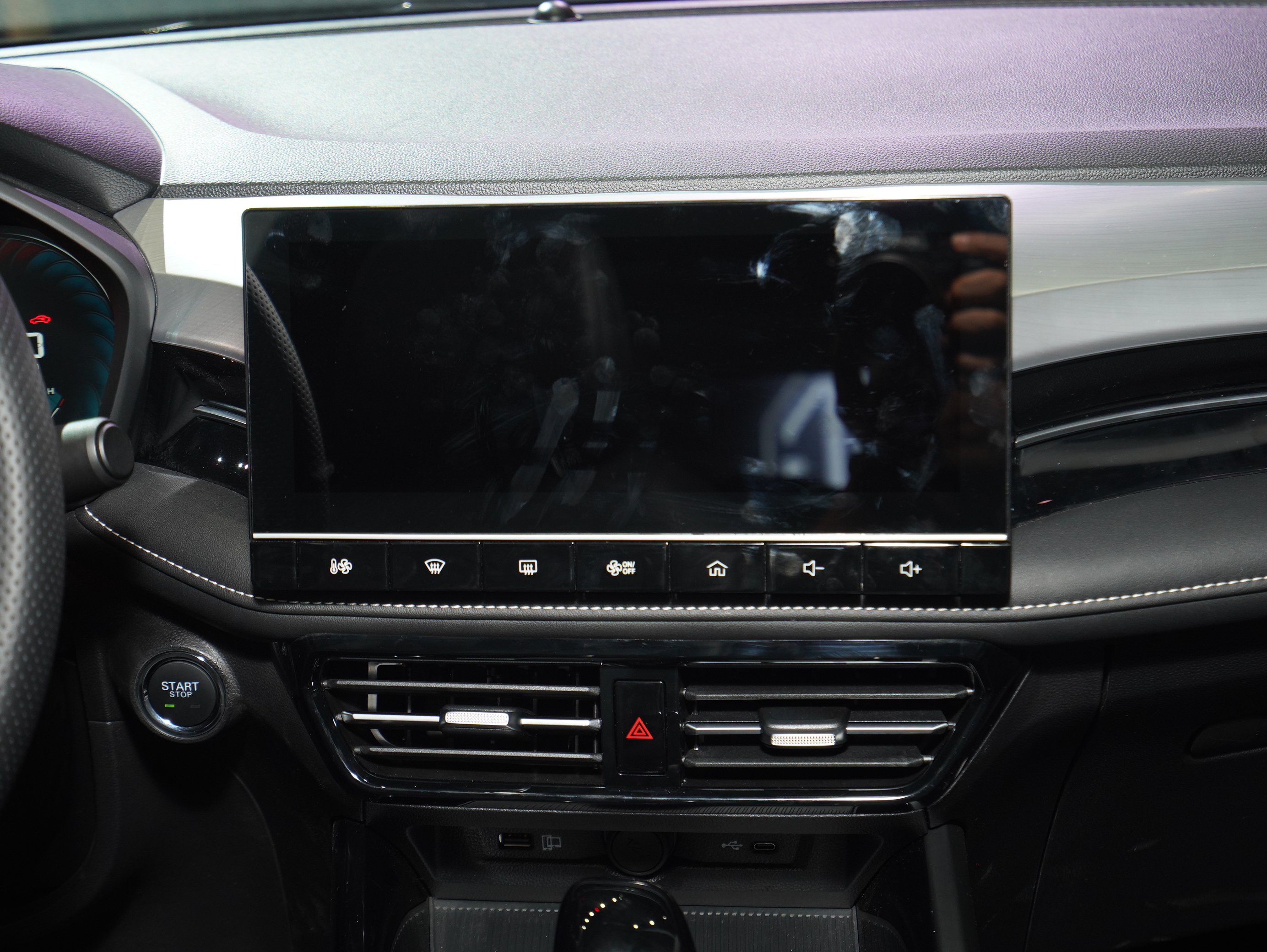 Discover MG MG MG5 Exterior Interior Images.Find all aspects and details of cars.