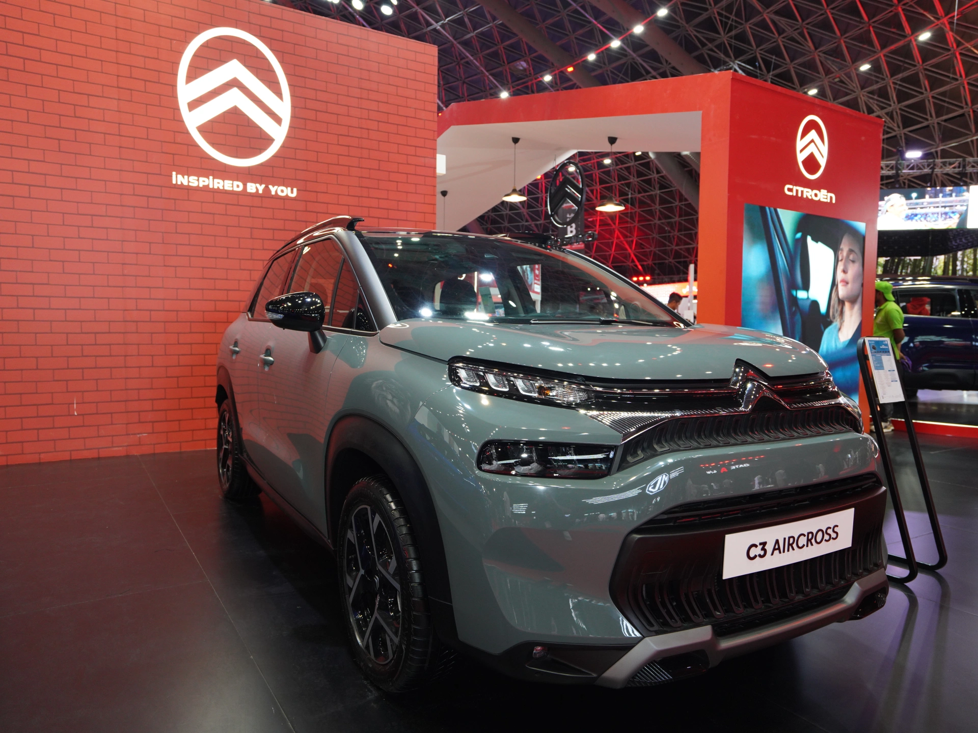 استكشف  سيتروين  سيتروين C3 Aircross الصور الخارجية والداخلية. اكتشف جميع جوانب وتفاصيل السيارات.