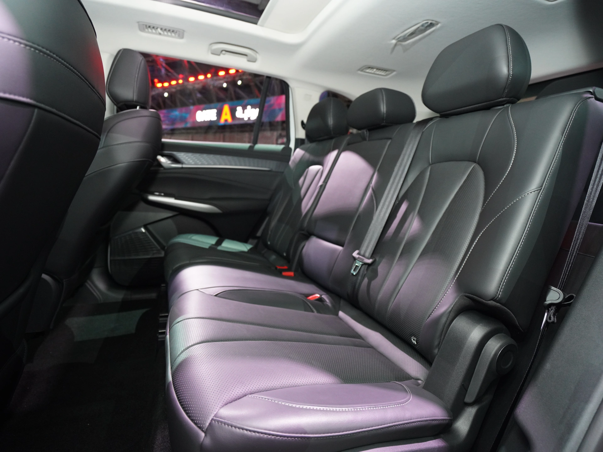 Discover MG MG RX9 Exterior Interior Images.Find all aspects and details of cars.