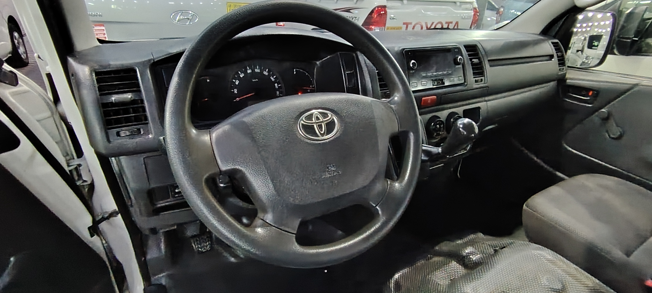 Toyota Hiace 2015 2.7L
