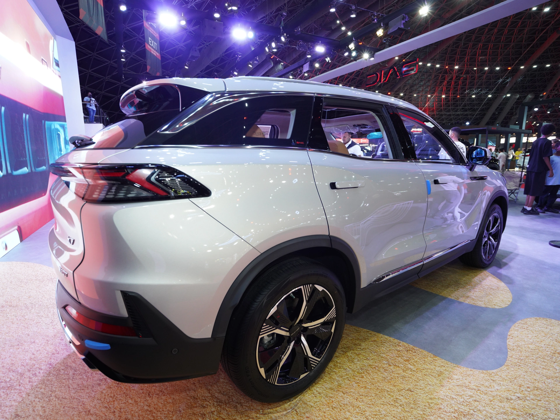 Discover BAIC BAIC X7 Exterior Interior Images.Find all aspects and details of cars.