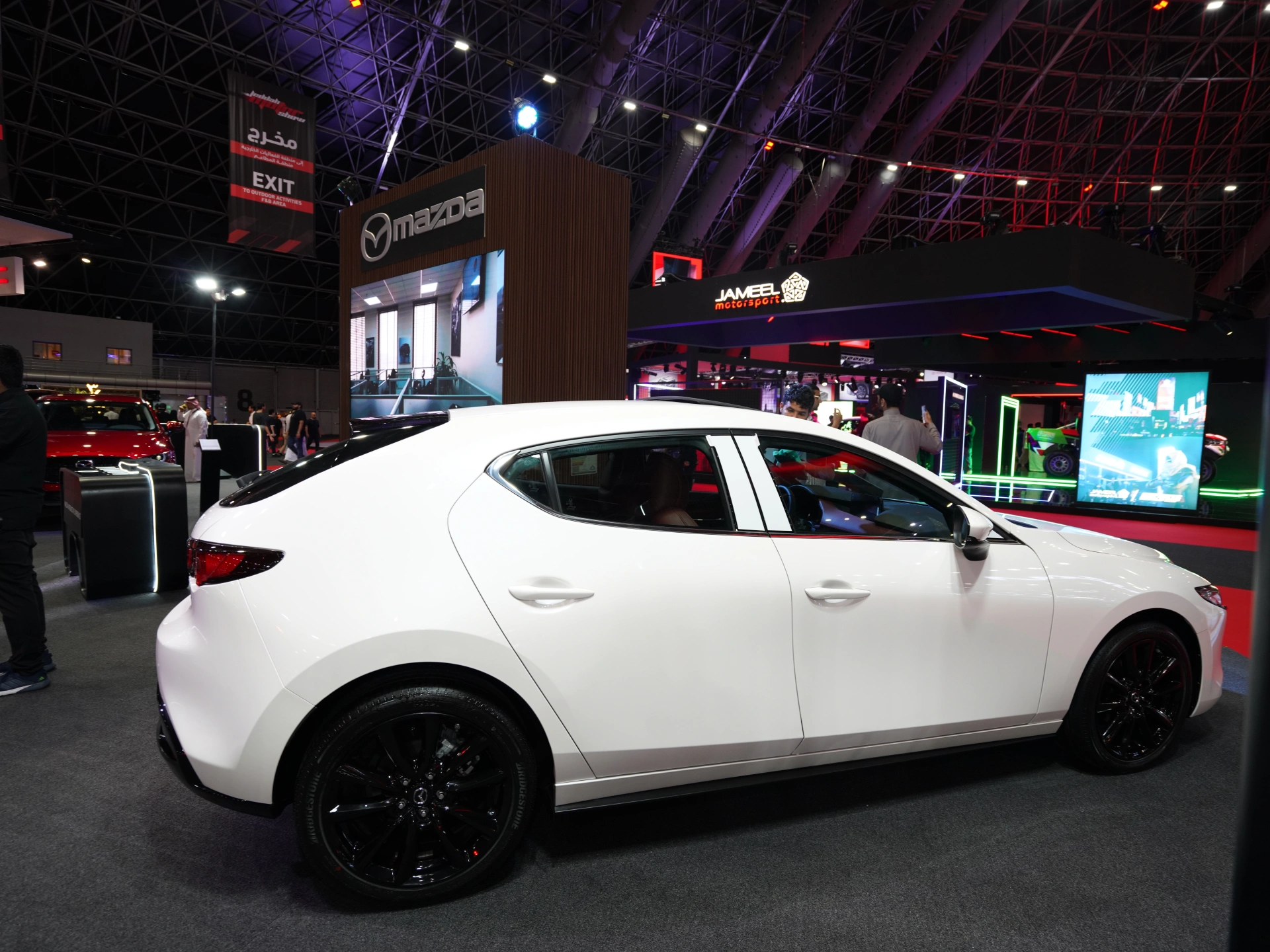 استكشف  مازدا  MAZDA 3 Hatchback الصور الخارجية والداخلية. اكتشف جميع جوانب وتفاصيل السيارات.