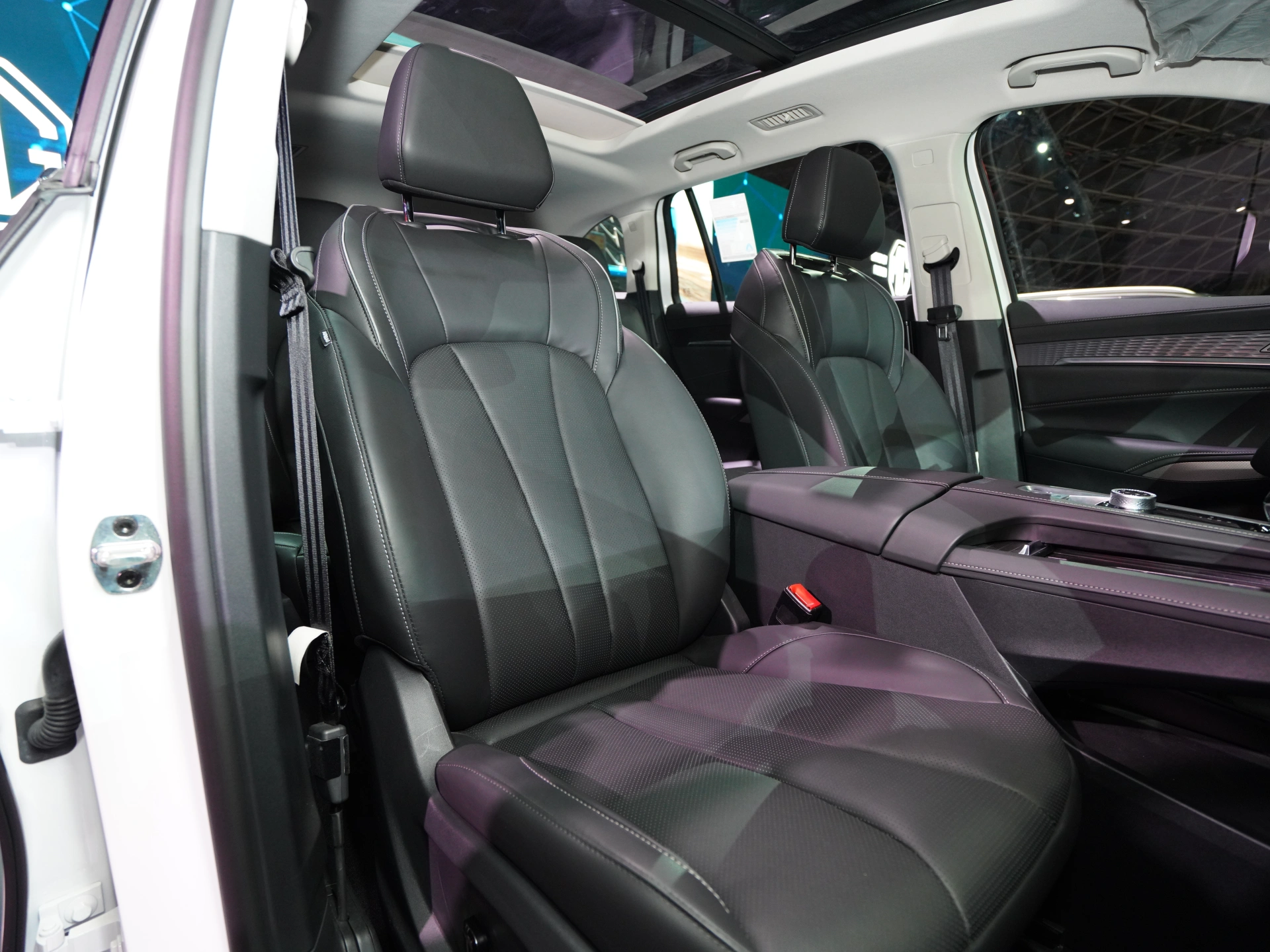 Discover MG MG RX9 Exterior Interior Images.Find all aspects and details of cars.