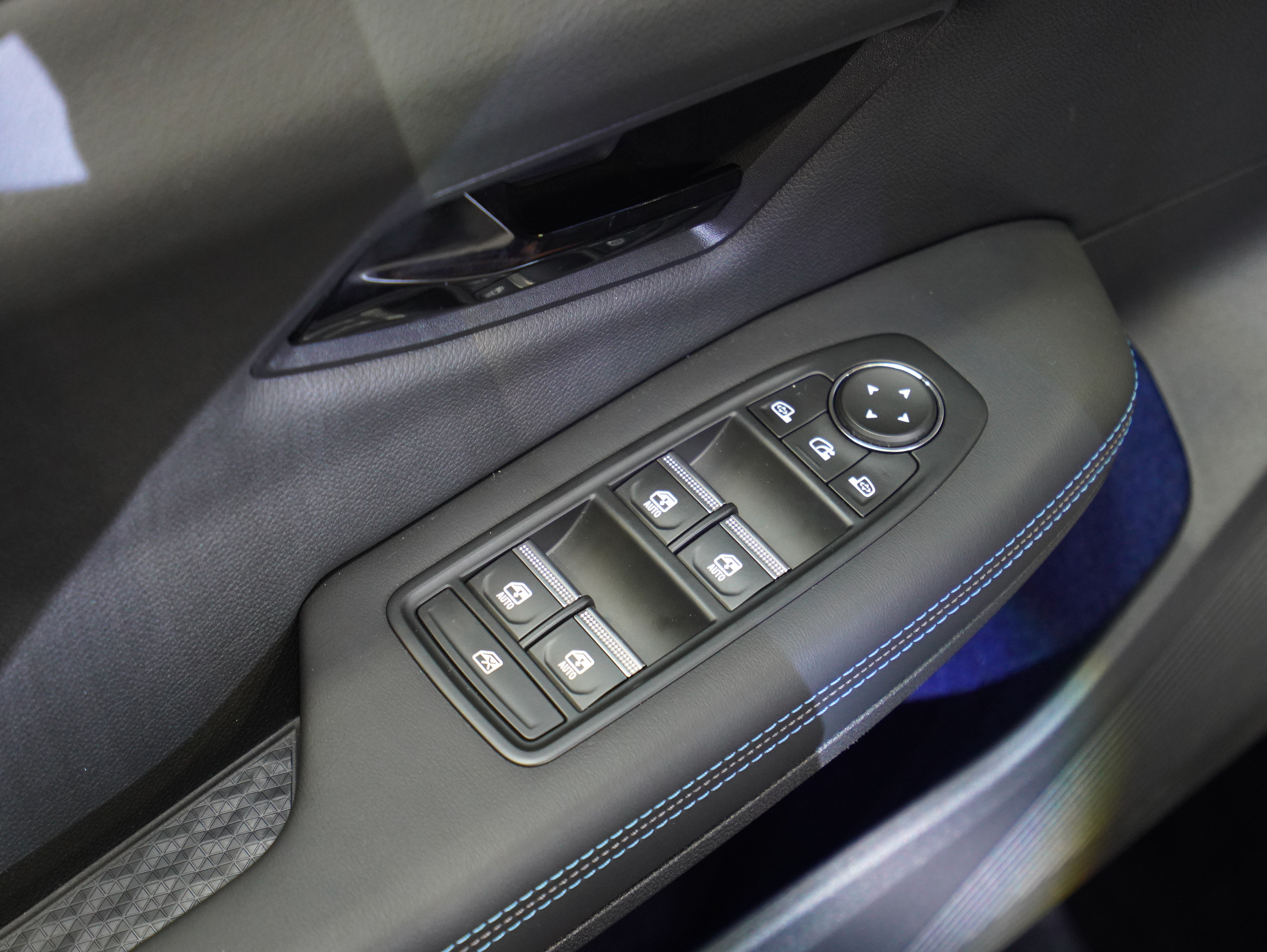 https://gcc-1307444343.cos.accelerate.myqcloud.com/cc/car-image/5b422614