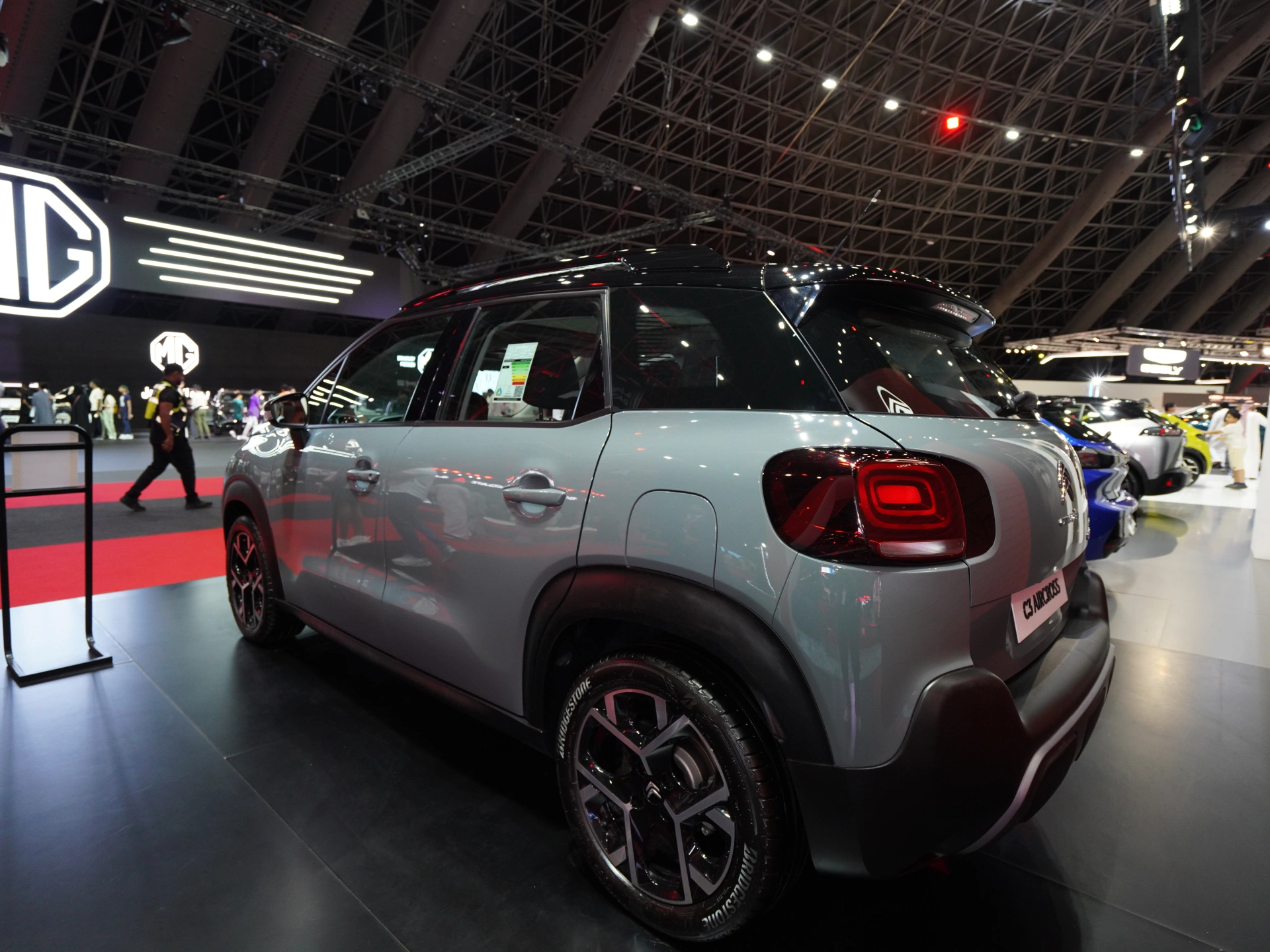 استكشف  سيتروين  سيتروين C3 Aircross الصور الخارجية والداخلية. اكتشف جميع جوانب وتفاصيل السيارات.