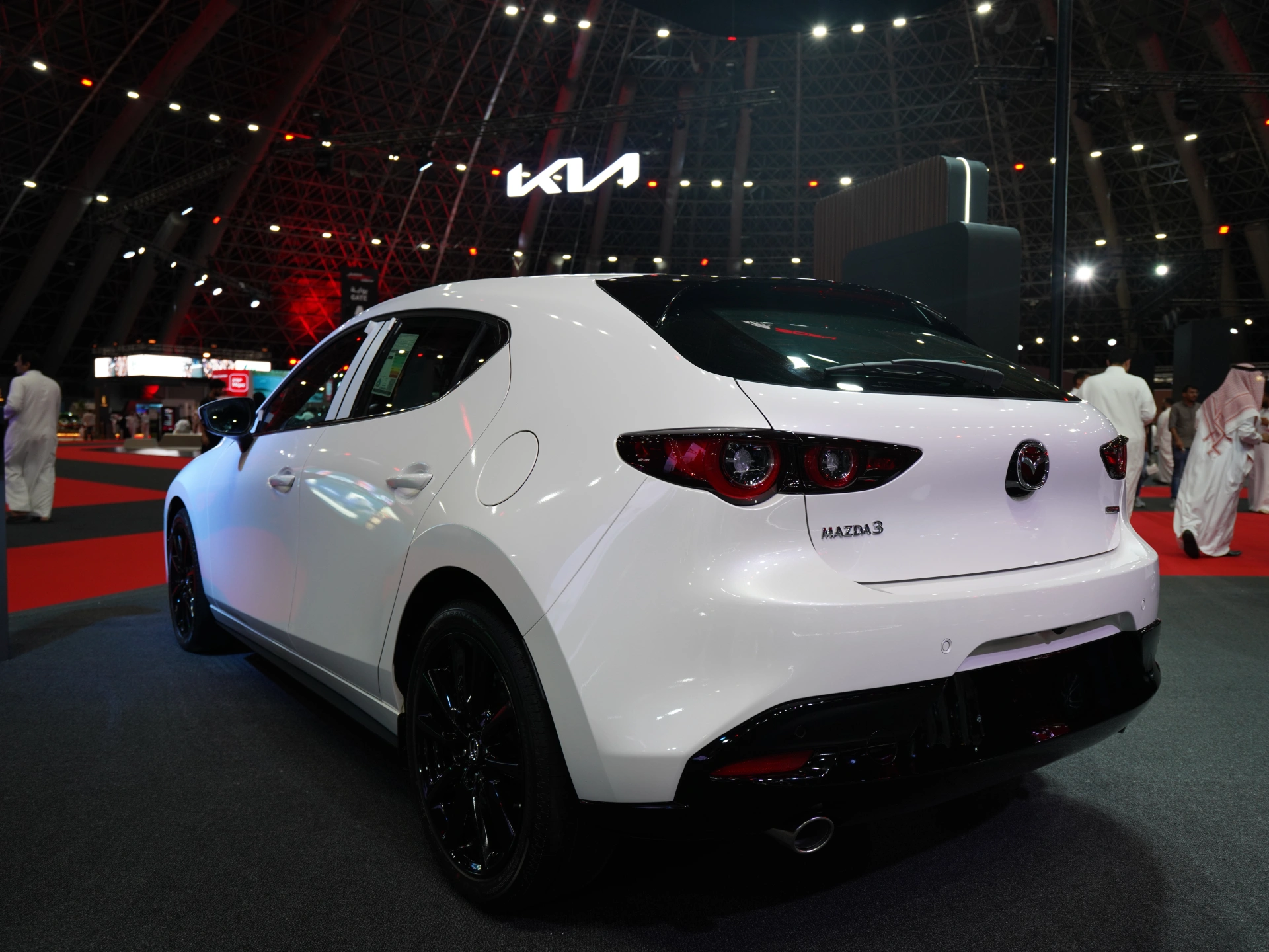 استكشف  مازدا  MAZDA 3 Hatchback الصور الخارجية والداخلية. اكتشف جميع جوانب وتفاصيل السيارات.