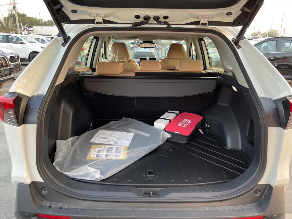 https://gcc-1307444343.cos.accelerate.myqcloud.com/cc/car-image/89570348
