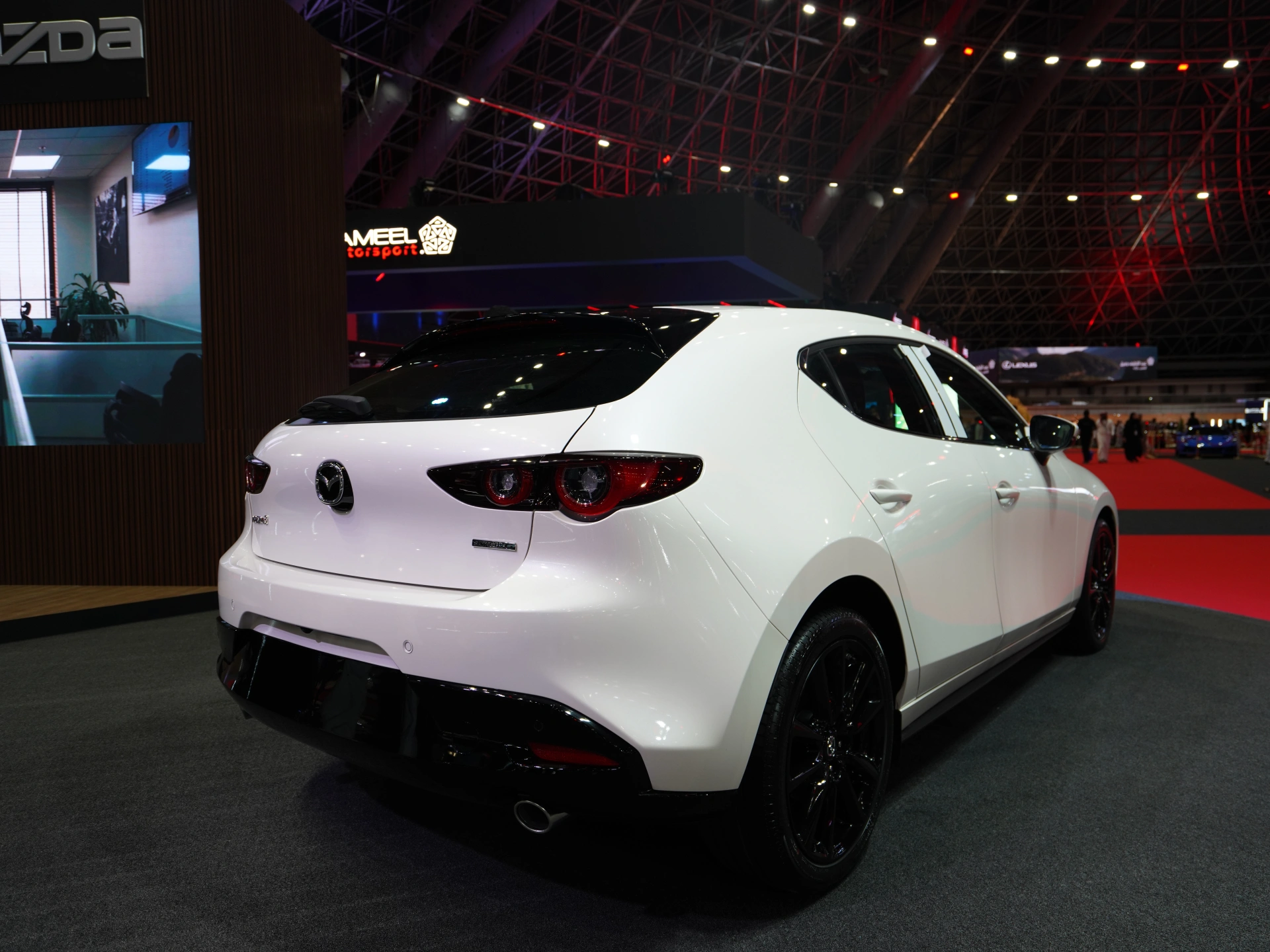 استكشف  مازدا  MAZDA 3 Hatchback الصور الخارجية والداخلية. اكتشف جميع جوانب وتفاصيل السيارات.