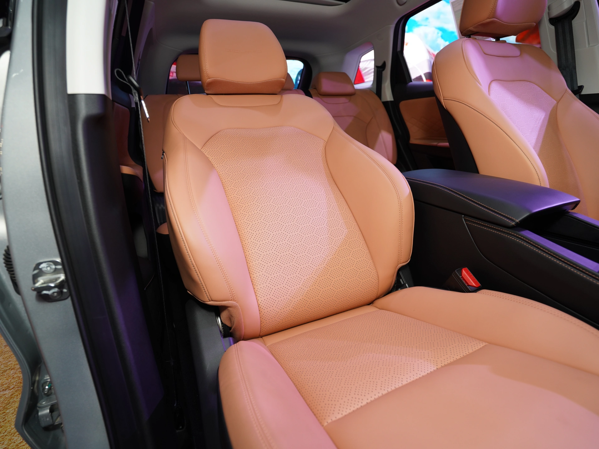 Discover BAIC BAIC X7 Exterior Interior Images.Find all aspects and details of cars.