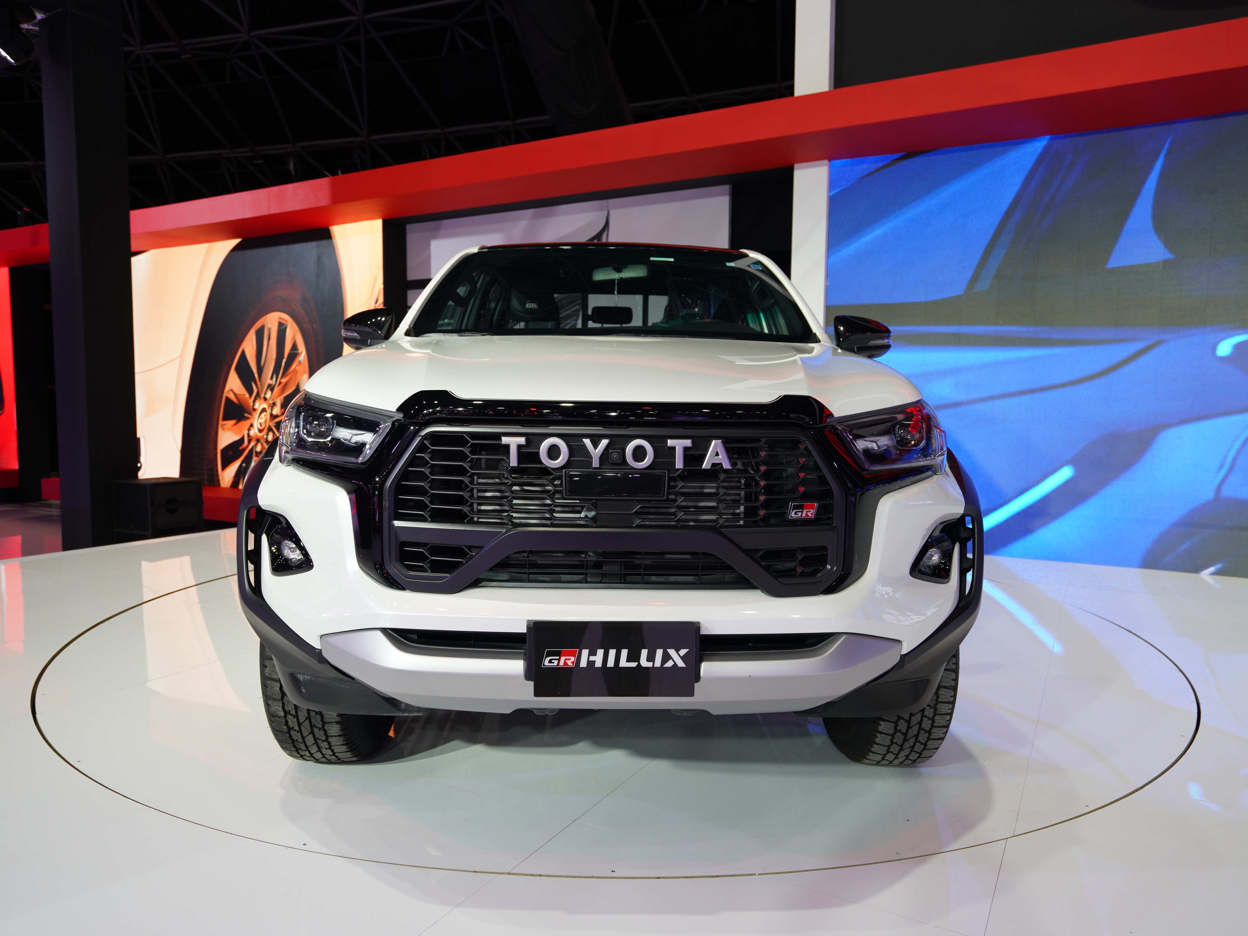 Discover Toyota Toyota Hilux Exterior Interior Images.Find all aspects and details of cars.