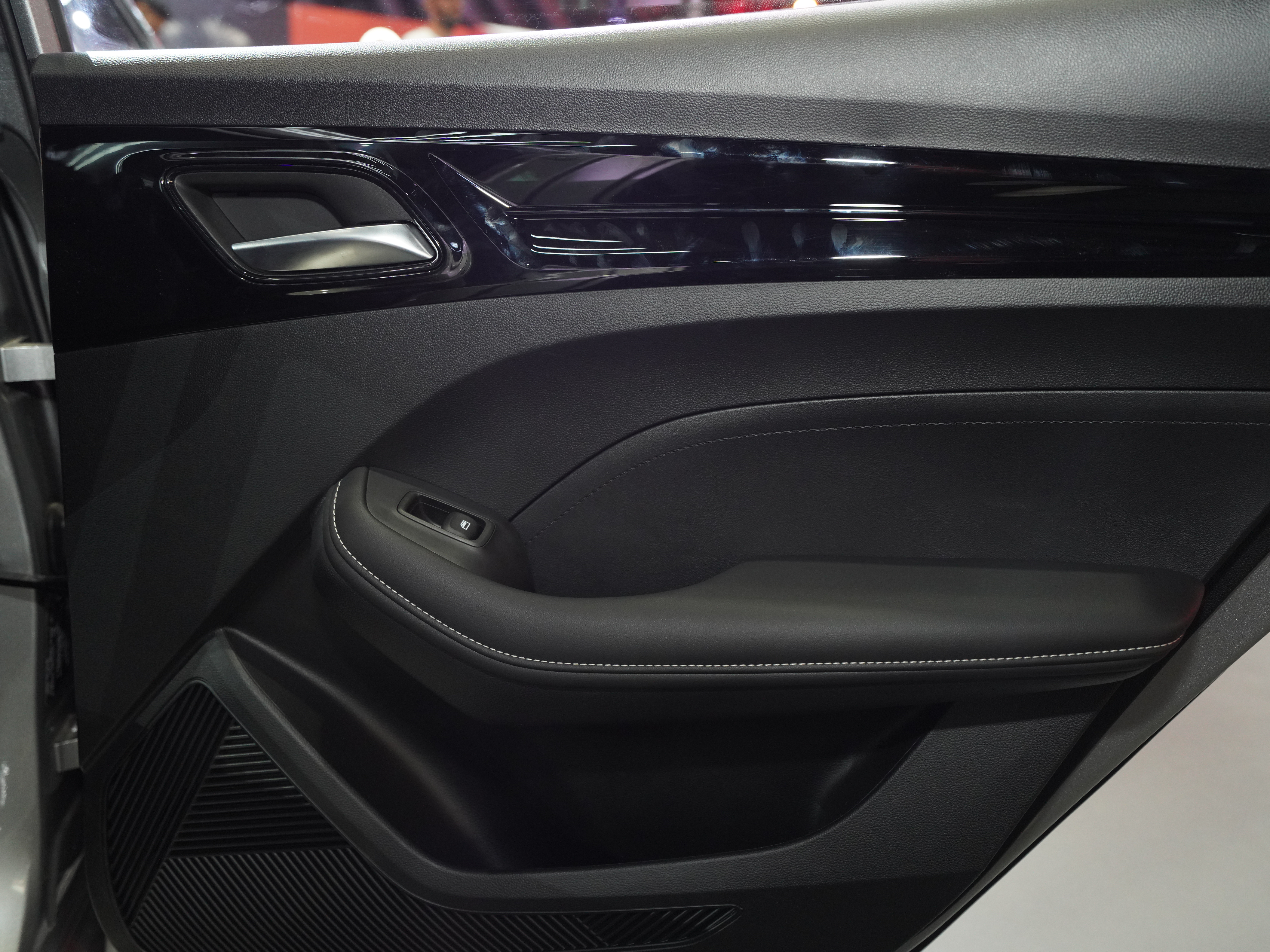 https://gcc-1307444343.cos.accelerate.myqcloud.com/cc/car-image/ae2a6153