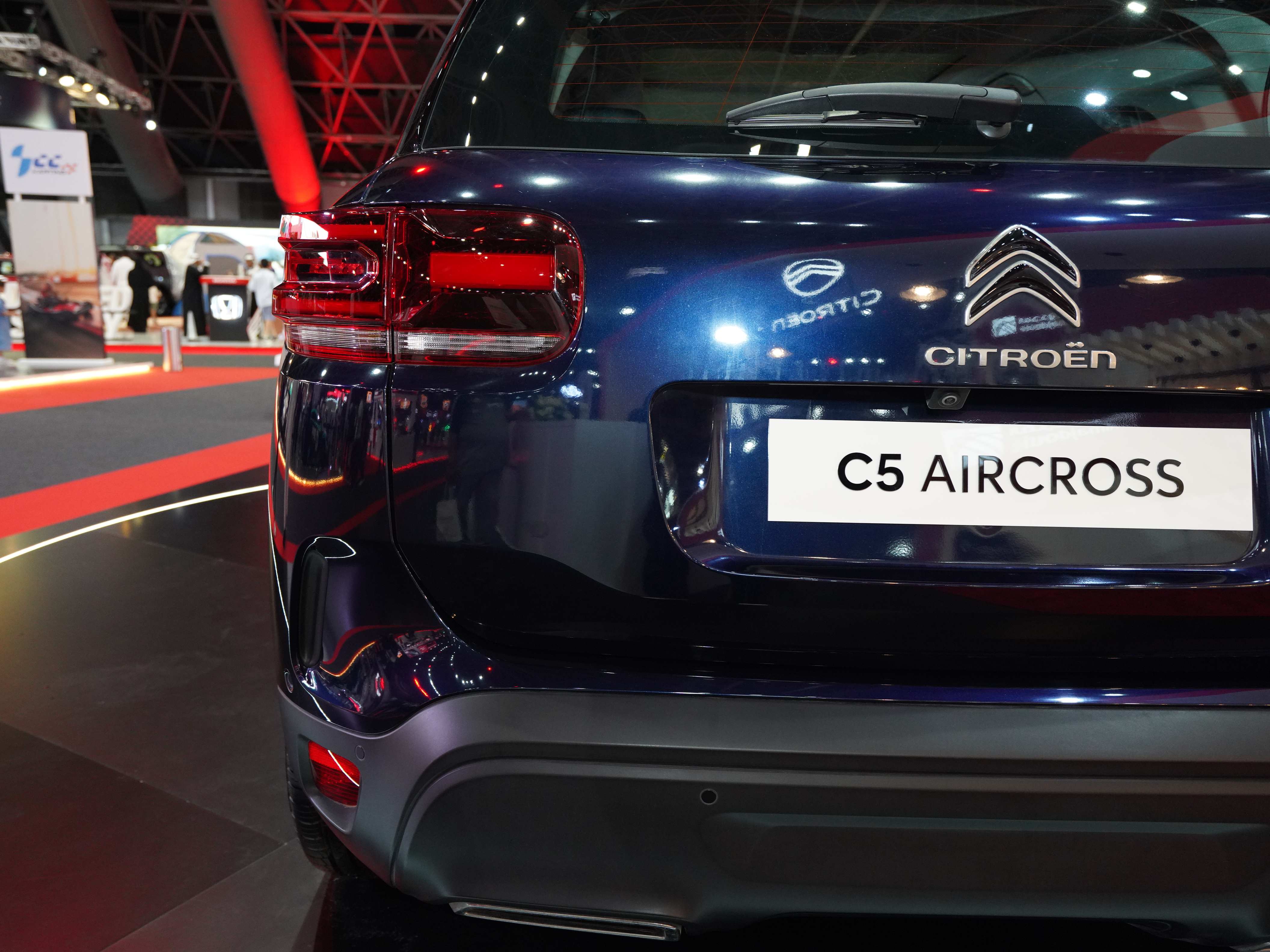 استكشف  سيتروين  سيتروين C5 Aircross الصور الخارجية والداخلية. اكتشف جميع جوانب وتفاصيل السيارات.