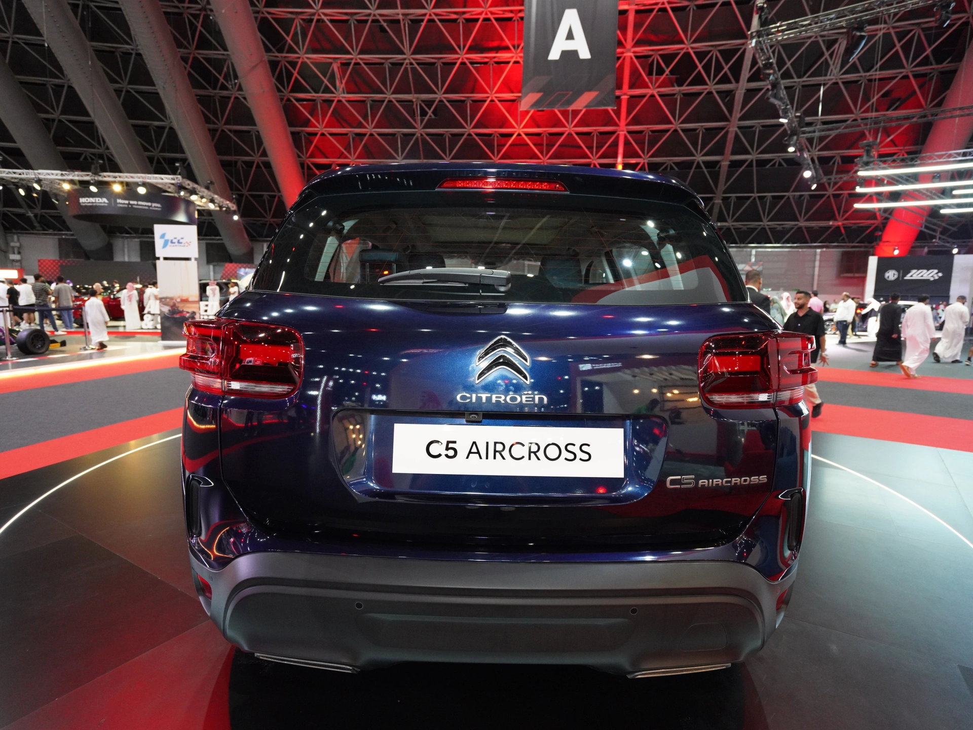 استكشف  سيتروين  سيتروين C5 Aircross الصور الخارجية والداخلية. اكتشف جميع جوانب وتفاصيل السيارات.