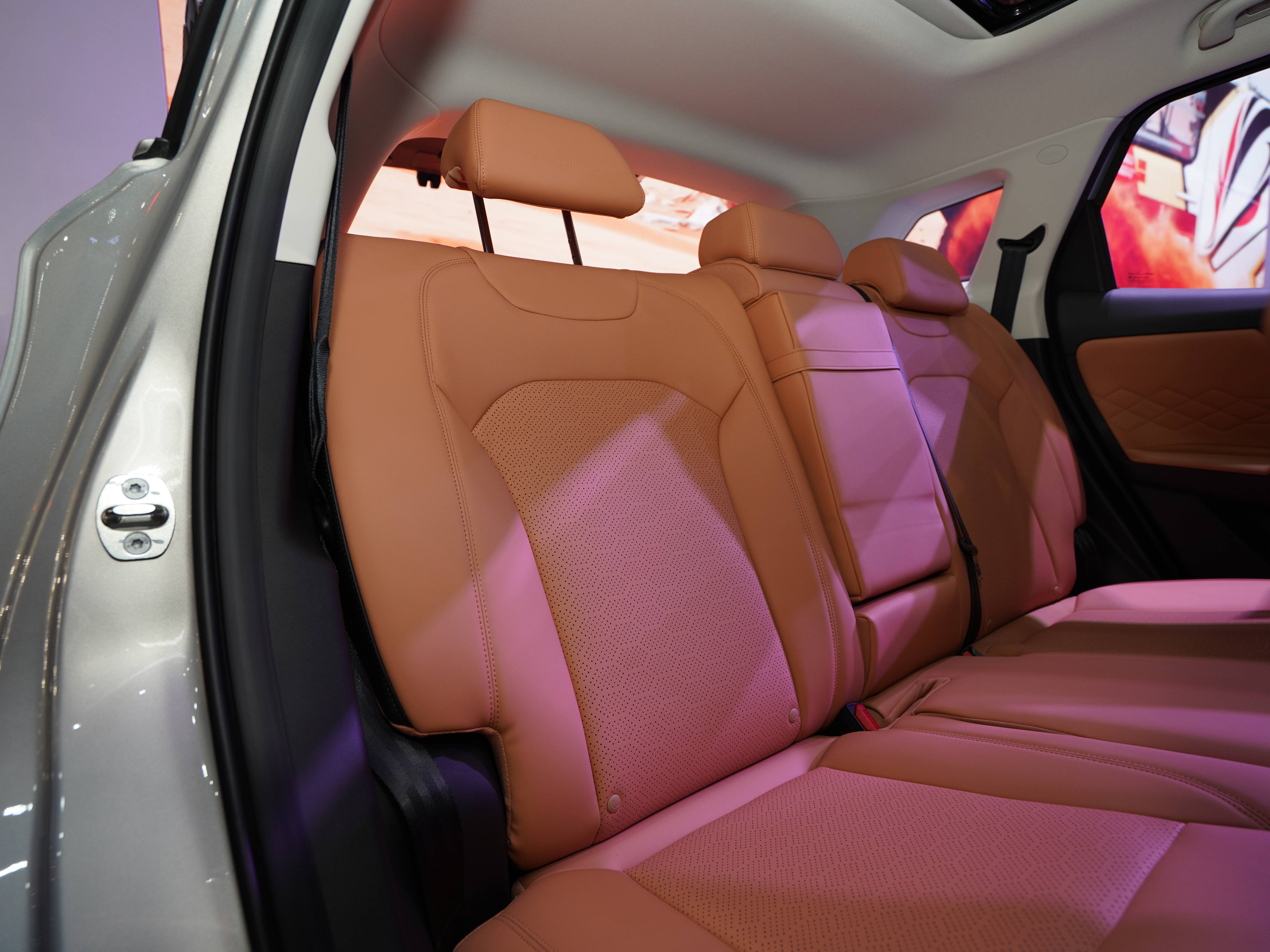 Discover BAIC BAIC X7 Exterior Interior Images.Find all aspects and details of cars.