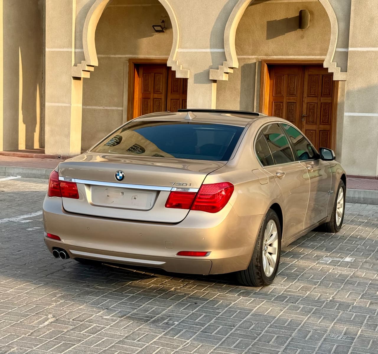 بي أم دبليو i7 2010