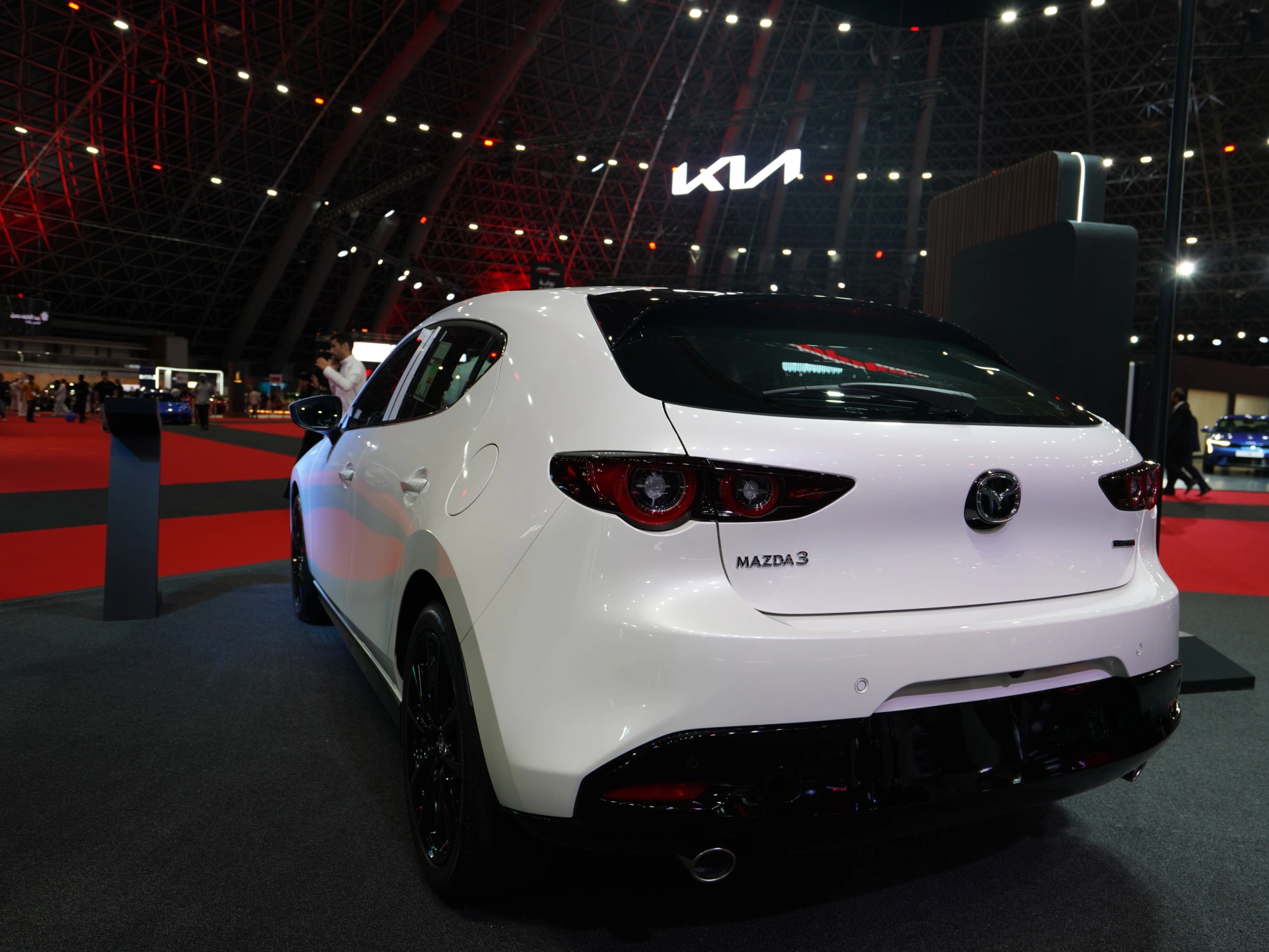 استكشف  مازدا  MAZDA 3 Hatchback الصور الخارجية والداخلية. اكتشف جميع جوانب وتفاصيل السيارات.