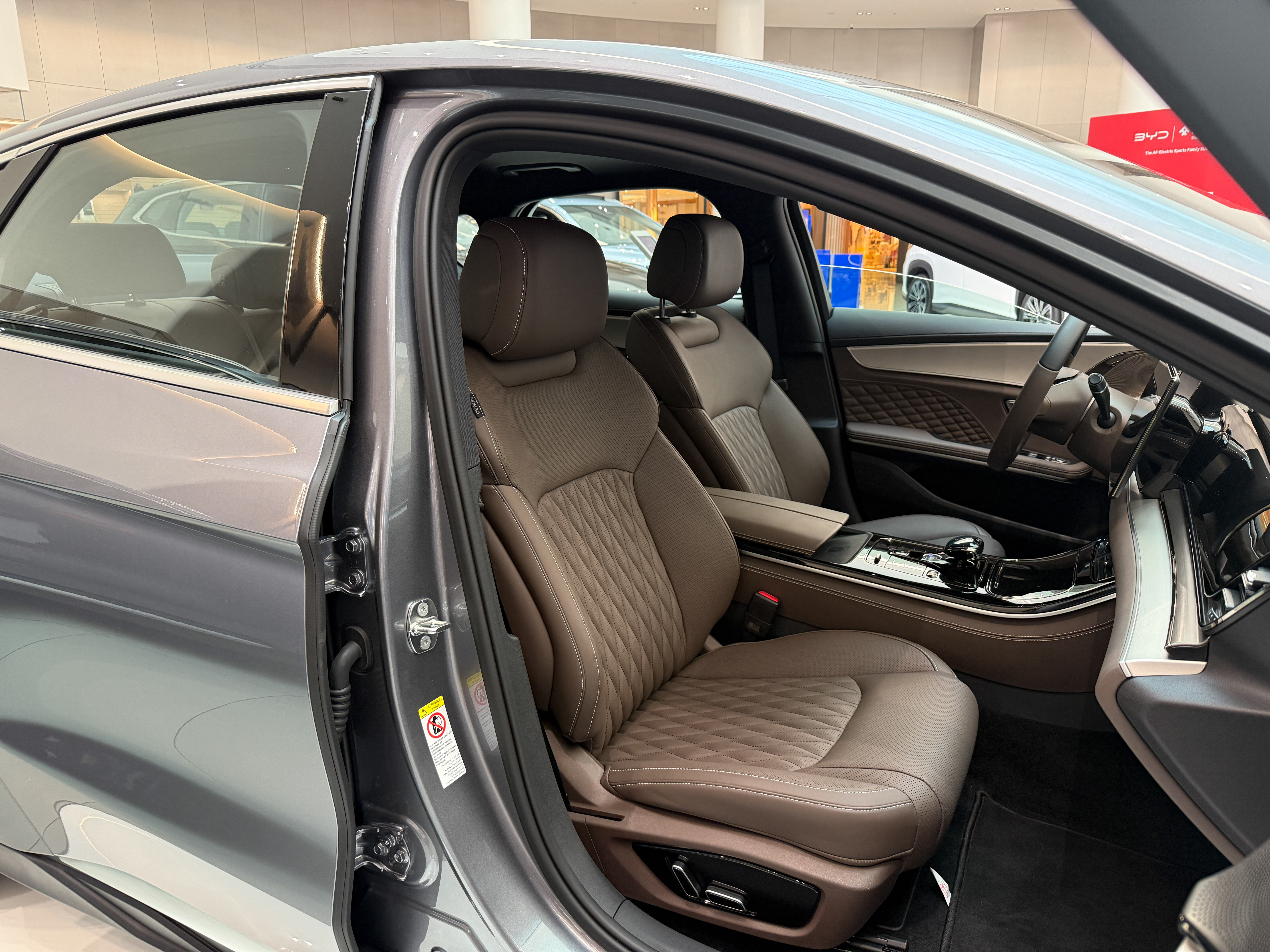 Discover BYD BYD Han Exterior Interior Images.Find all aspects and details of cars.