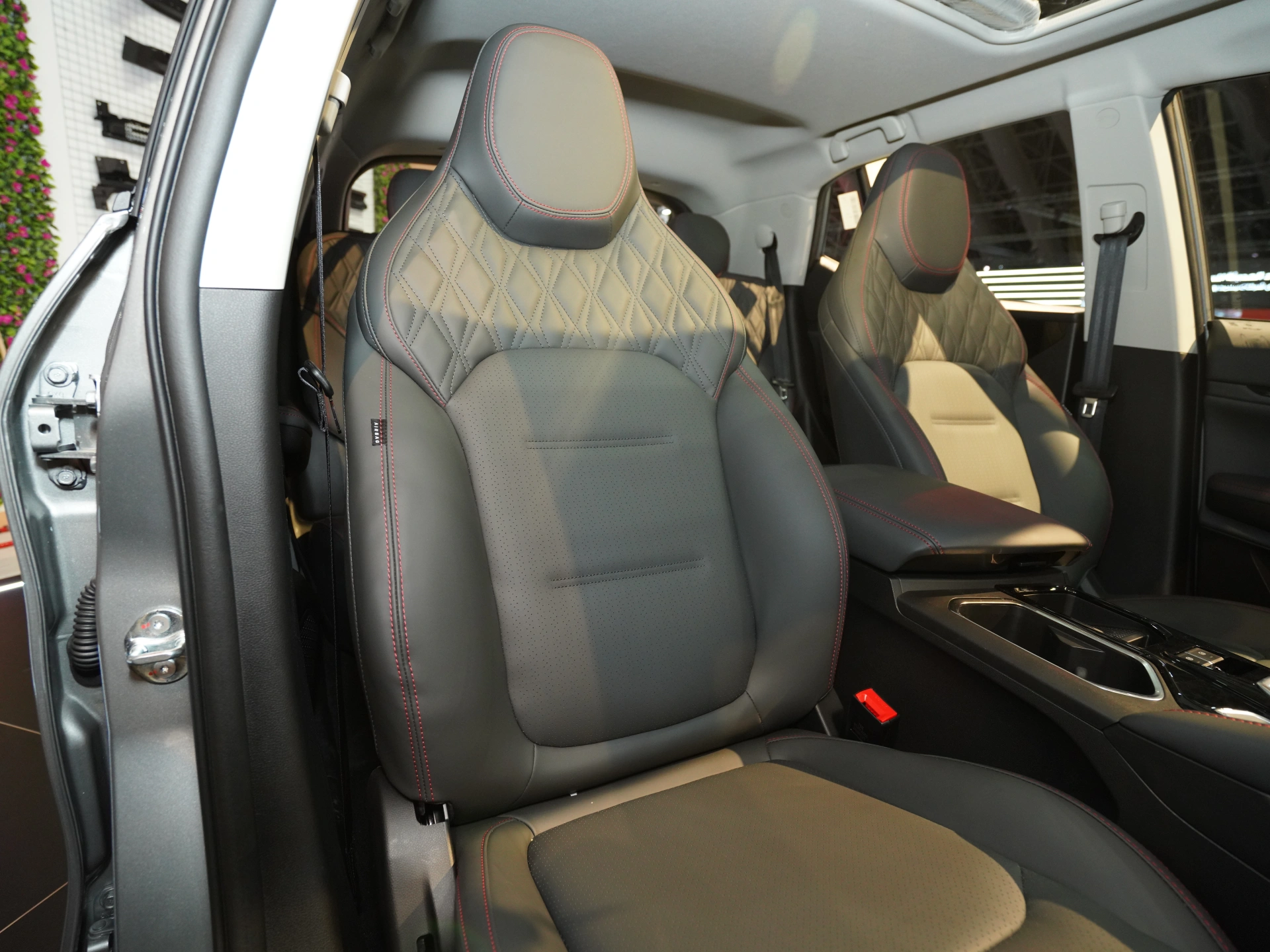 Discover JETOUR Jetour X50 Exterior Interior Images.Find all aspects and details of cars.