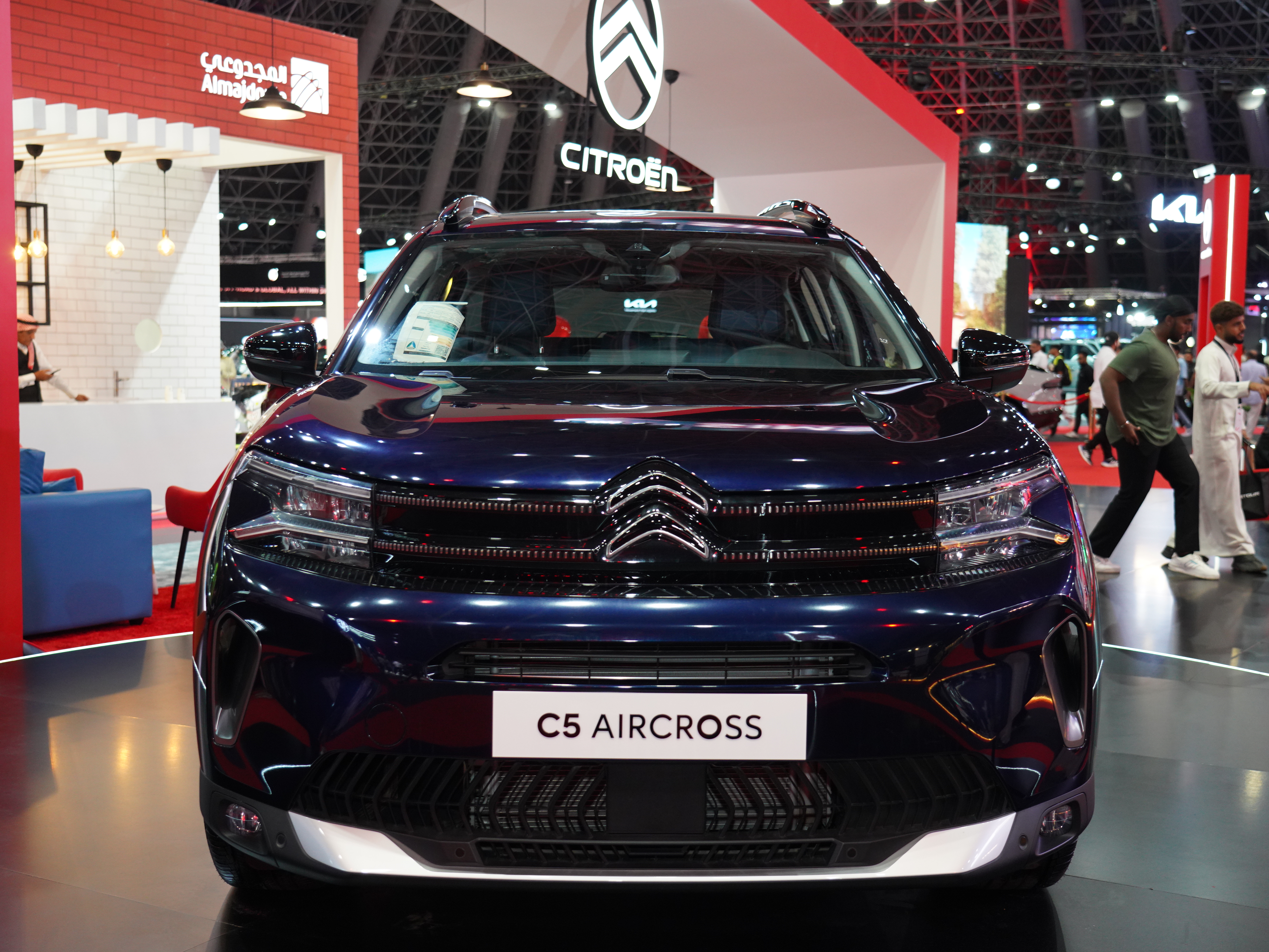 استكشف  سيتروين  سيتروين C5 Aircross الصور الخارجية والداخلية. اكتشف جميع جوانب وتفاصيل السيارات.