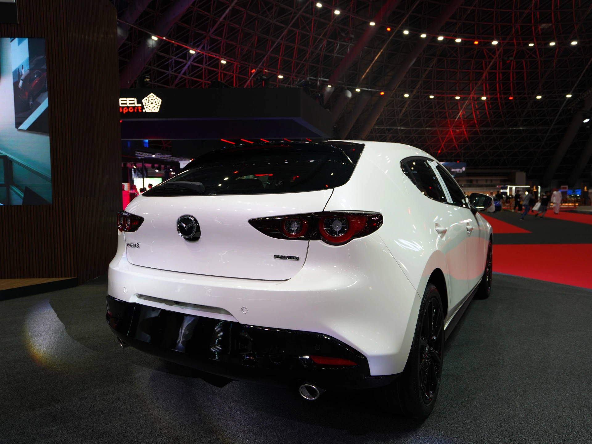 استكشف  مازدا  MAZDA 3 Hatchback الصور الخارجية والداخلية. اكتشف جميع جوانب وتفاصيل السيارات.