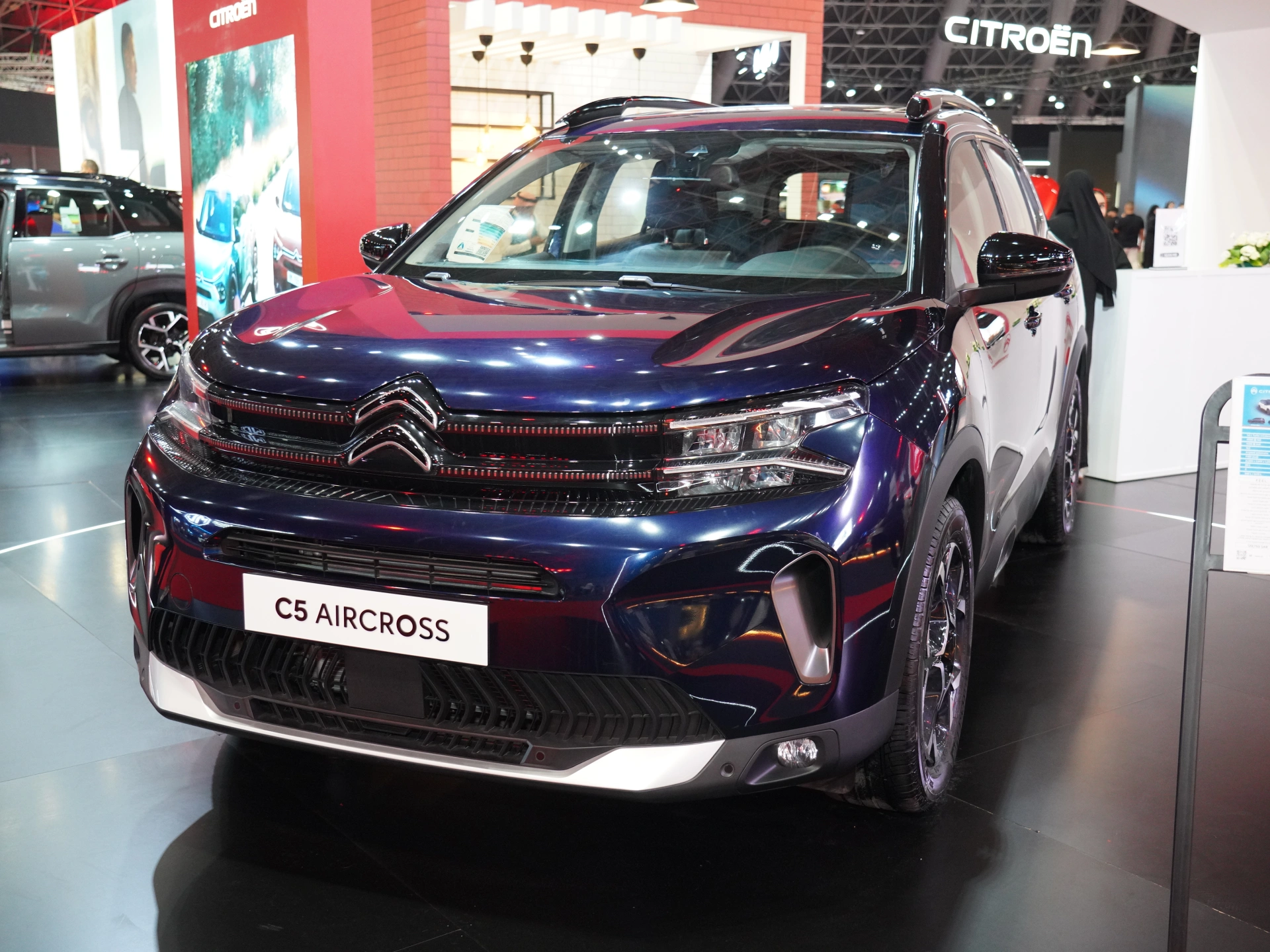 استكشف  سيتروين  سيتروين C5 Aircross الصور الخارجية والداخلية. اكتشف جميع جوانب وتفاصيل السيارات.