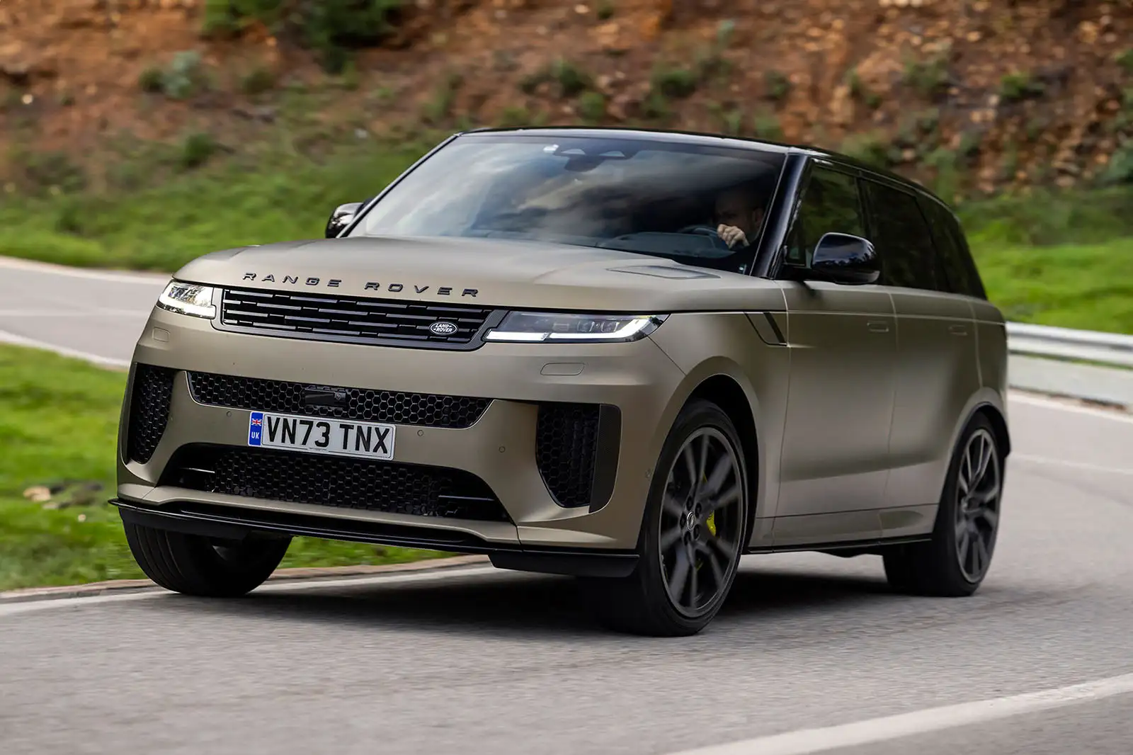 range-rover-sport-sv-review-2024-01-cornering-front.webp