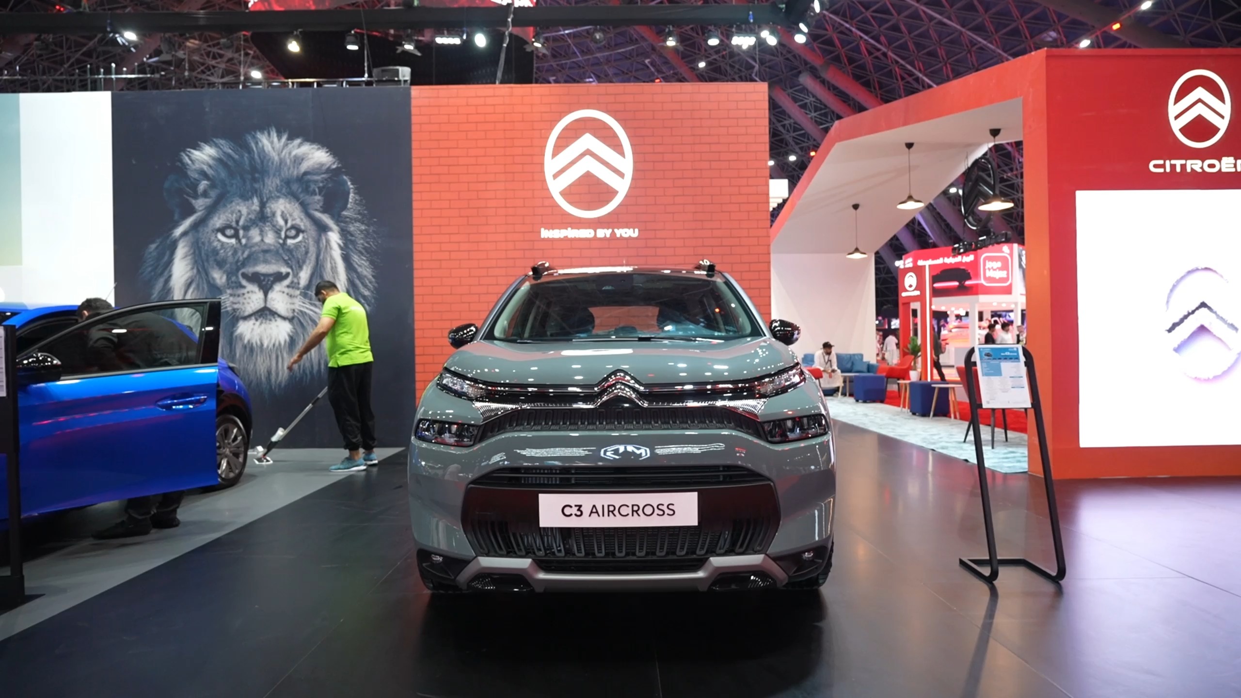 استكشف  سيتروين  سيتروين C3 Aircross الصور الخارجية والداخلية. اكتشف جميع جوانب وتفاصيل السيارات.