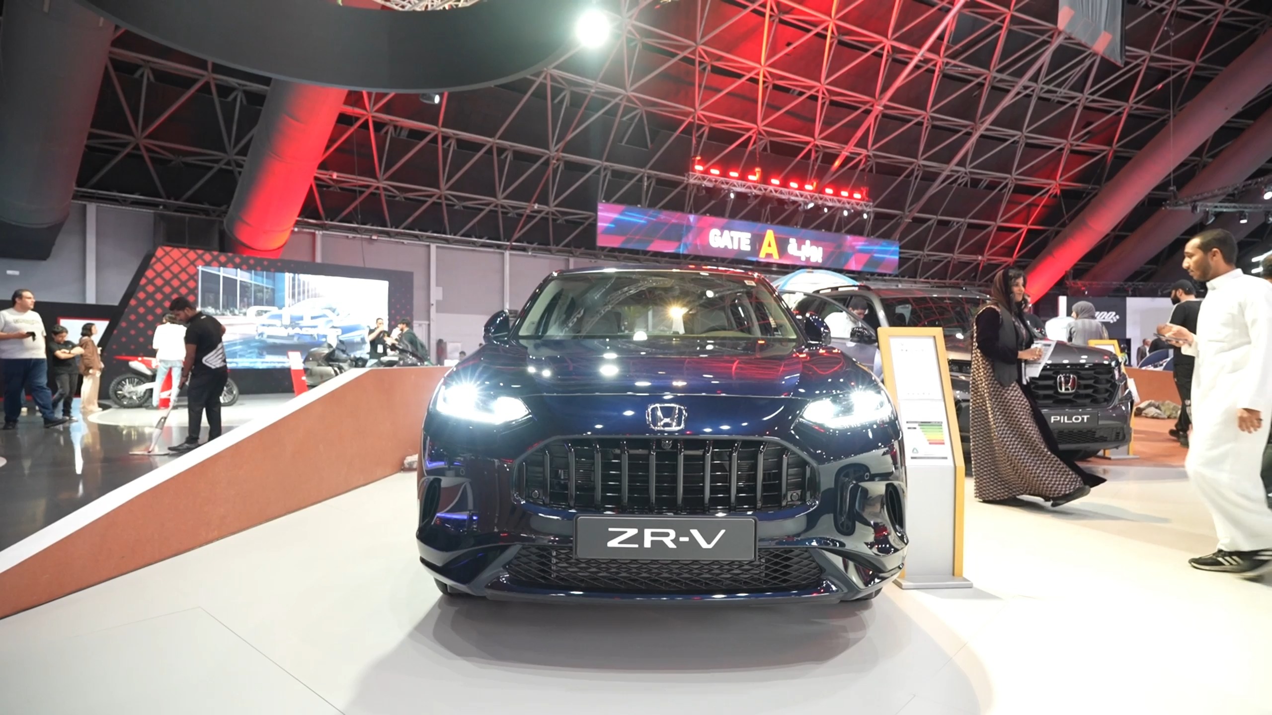 استكشف  هوندا  هوندا ZRV ZR-V EX 2024 الصور الخارجية والداخلية. اكتشف جميع جوانب وتفاصيل السيارات.