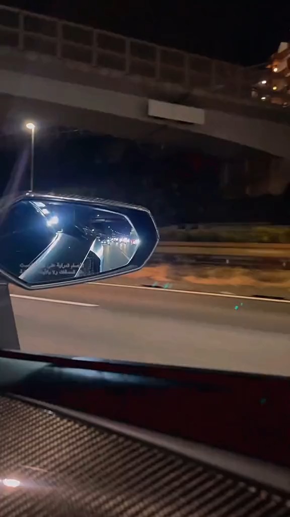 Iridiscent افينتادور. 🥶