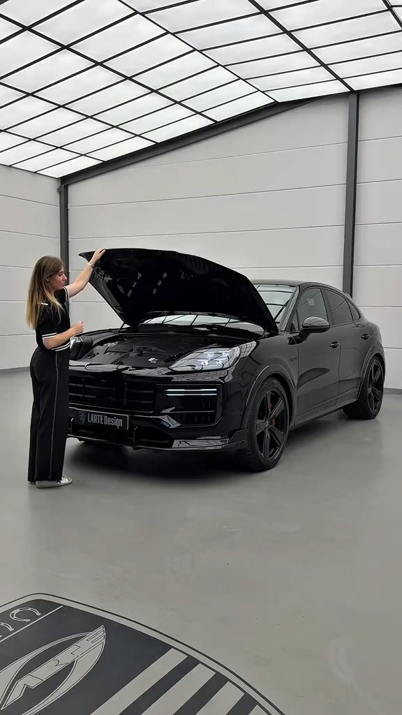 بورش كايين S كوبيه E-Hybrid في الكروميت الأسود LARTE Design