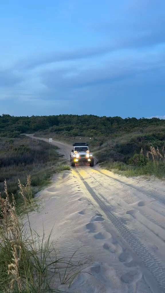 ✨ En la increíble isla de Cape Lookout, donde el camino de arena y el mar se encuentran 🏝️🚙
