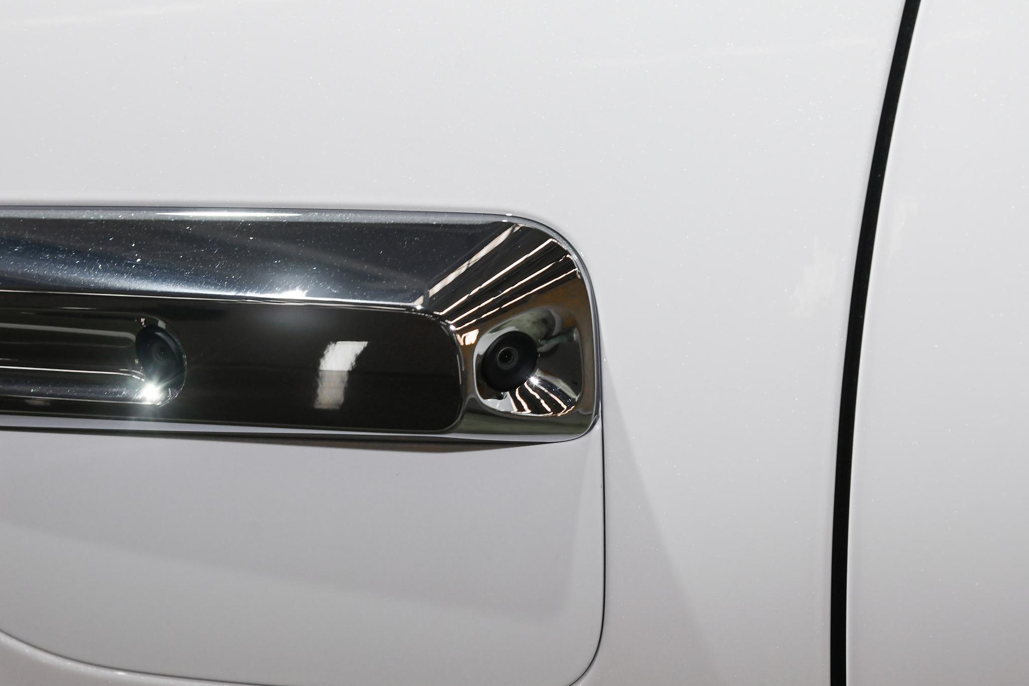 the 6th exterior image of Seres Aito M8.