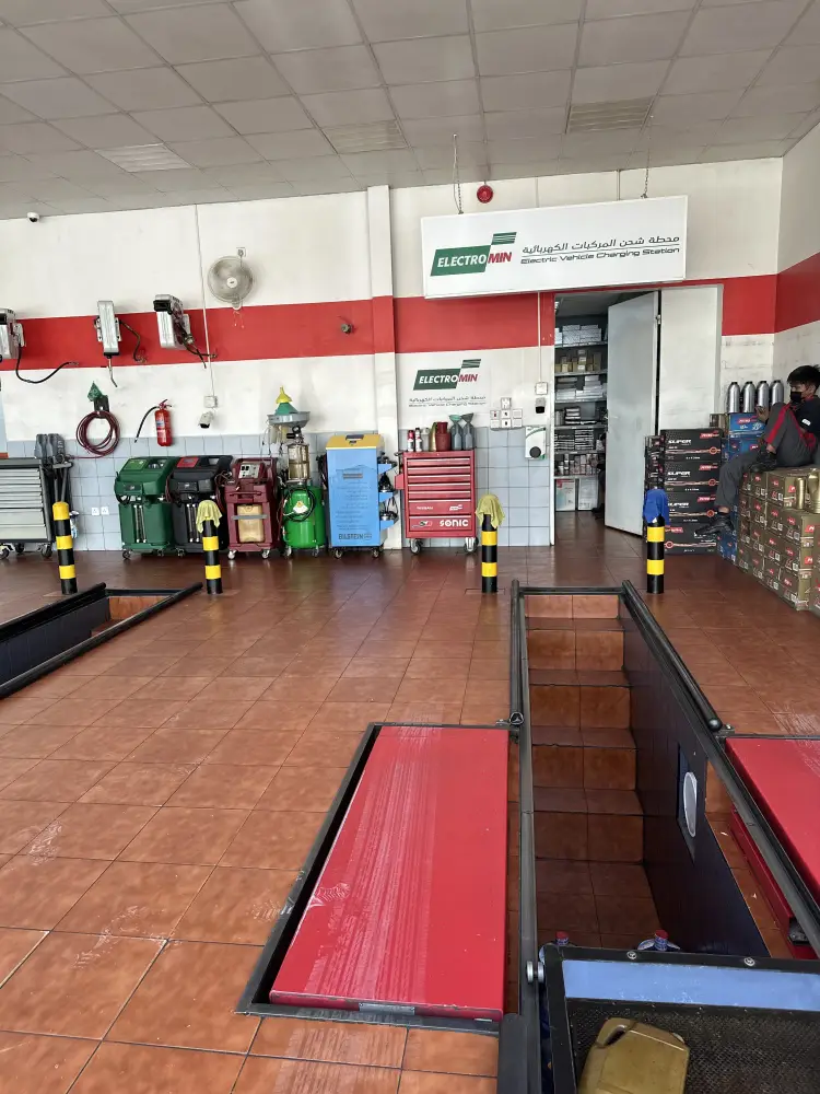 اكتشف خدمات السيارات والماركات المدعومة ووسائل الراحة التي يقدمها محطة شحن Electromin في Riyadh. تضمن شبكتنا خدمة مهنية وسريعة لتلبية جميع احتياجاتك بكفاءة.